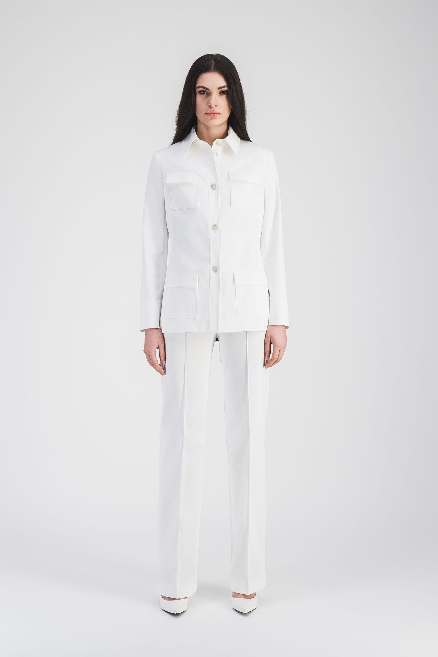 Pantalon évasé en satin de coton blanc optique, avec coupe fluide et poches italiennes, offrant confort et style.