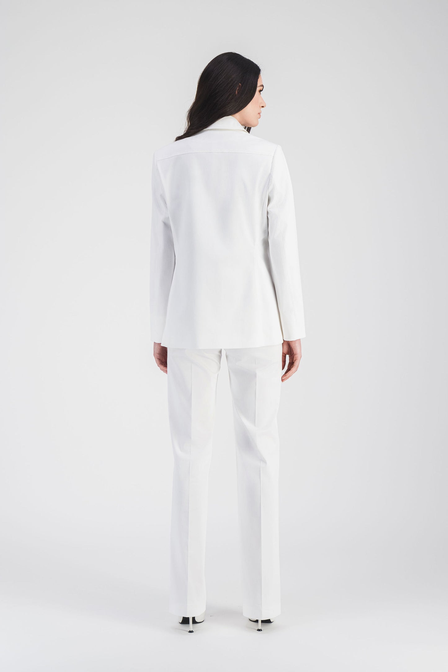 Simple et élégante, cette veste chemise en satin de coton blanc optique avec poches plaquées .