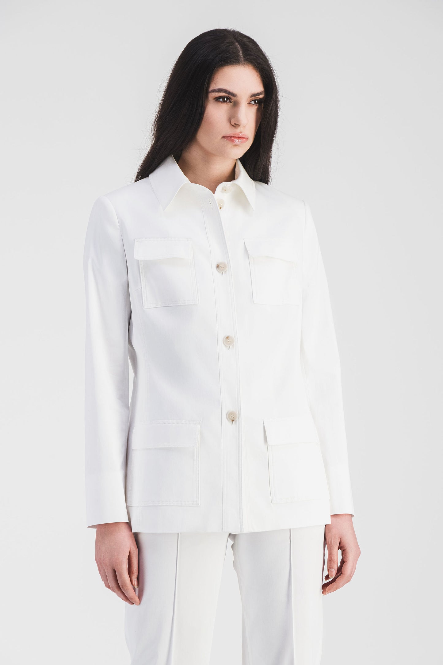 Veste chemise en satin de coton blanc optique.