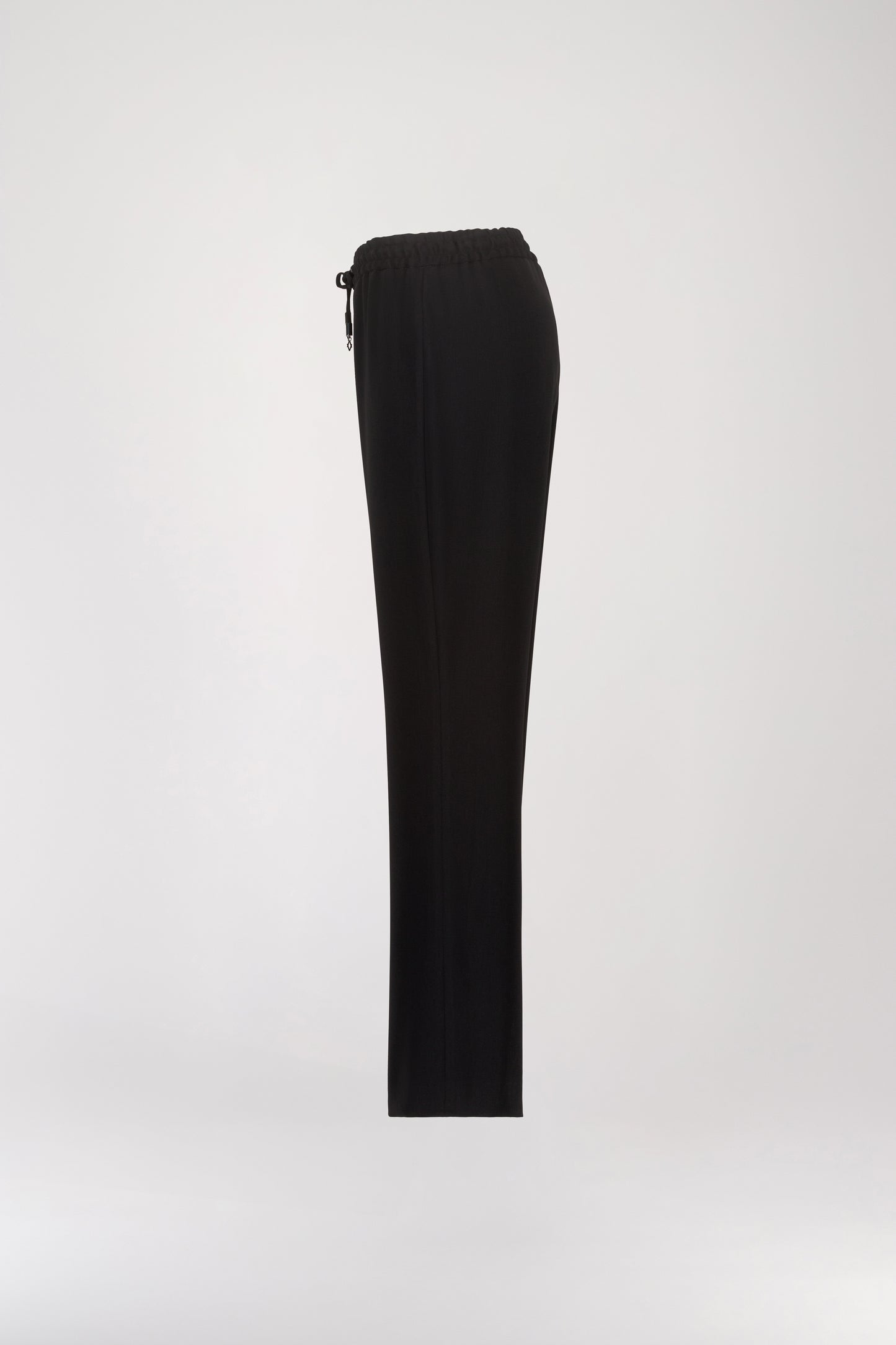 Chic et confortable, ce pantalon noir à jambe droite se distingue par sa taille élastiquée et son cordon raffiné en gros grain.