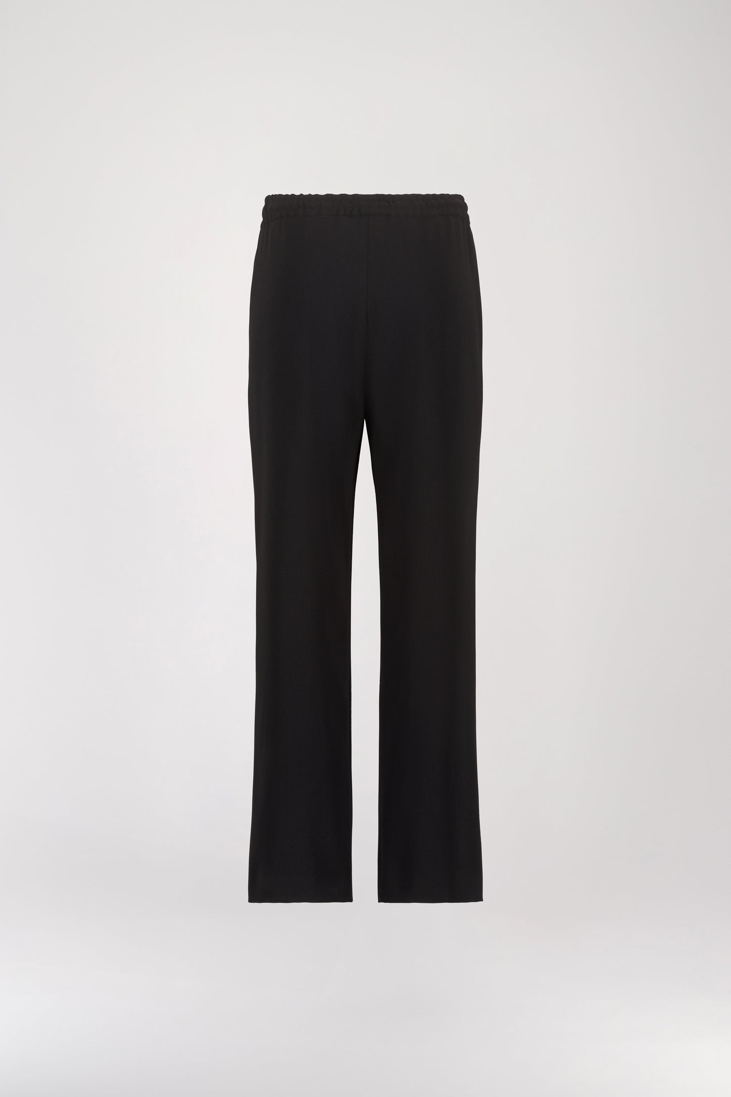 Silhouette droite fluide, tissu doux et finitions soignées : ce pantalon noir est un basique .