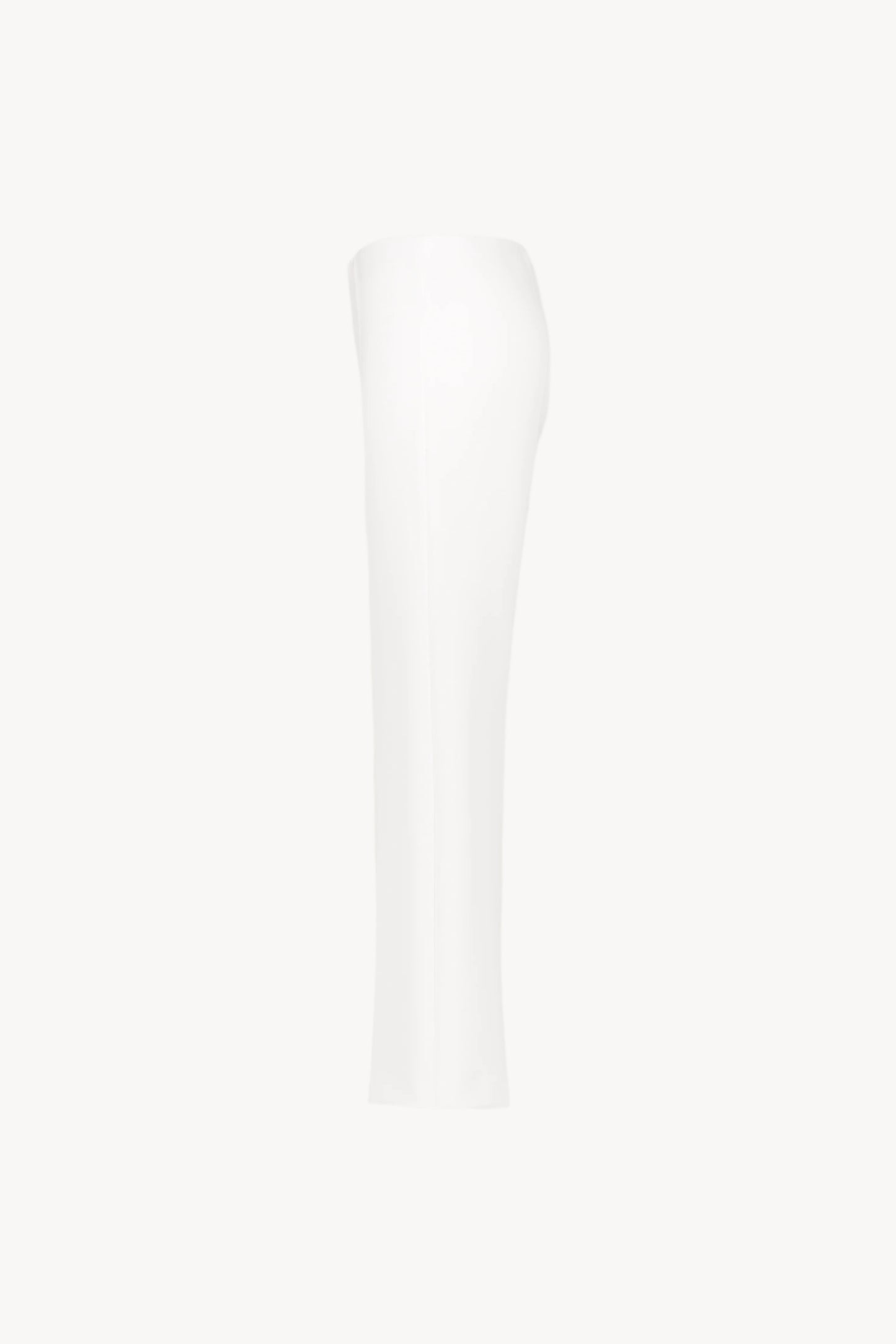 Ce pantalon blanc à plis, taille haute et longueur 7/8ème, structure la silhouette avec finesse.