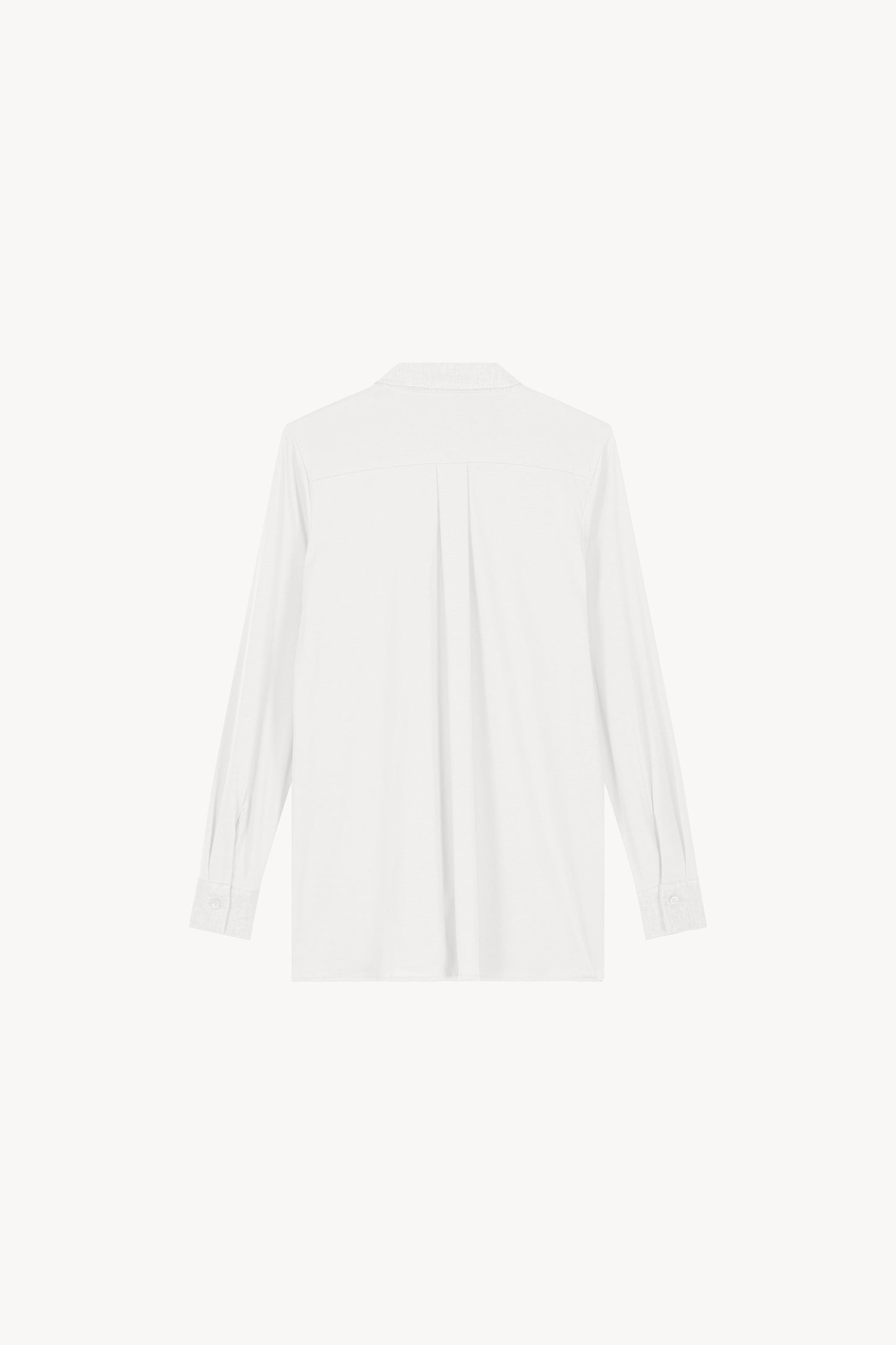 Chemise en jersey et lin blanc avec une des manches en jersey, une patte de boutonnage apparente .