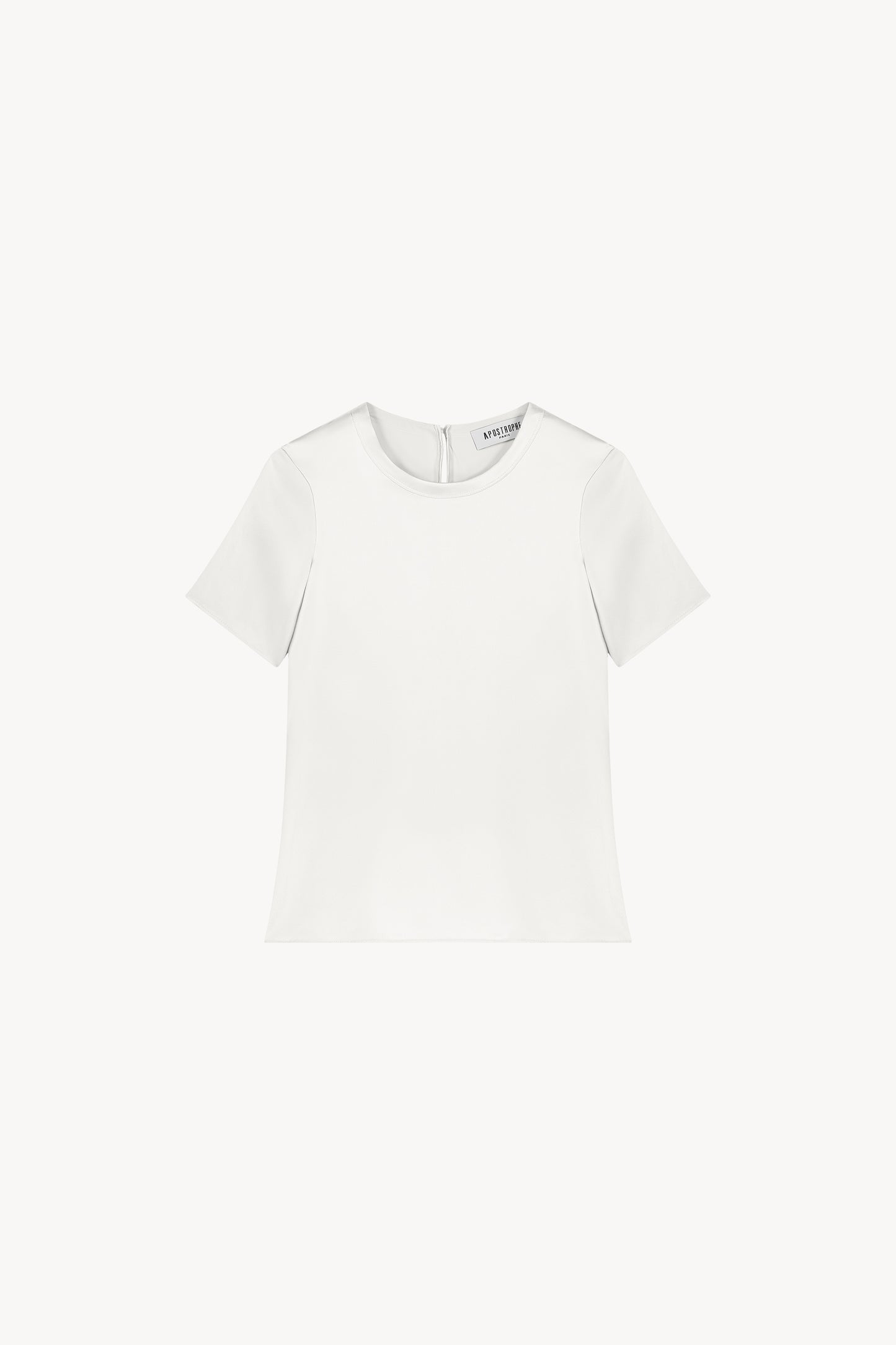 T-shirt en soie blanc, minimaliste et au look soyeux, parfait pour élever votre style sans effort. Il présente un col rond, des manches courtes, une fermeture à bouton dans le dos et une forme goutte avec un bouton recouvert, alliant élégance et simplicité.