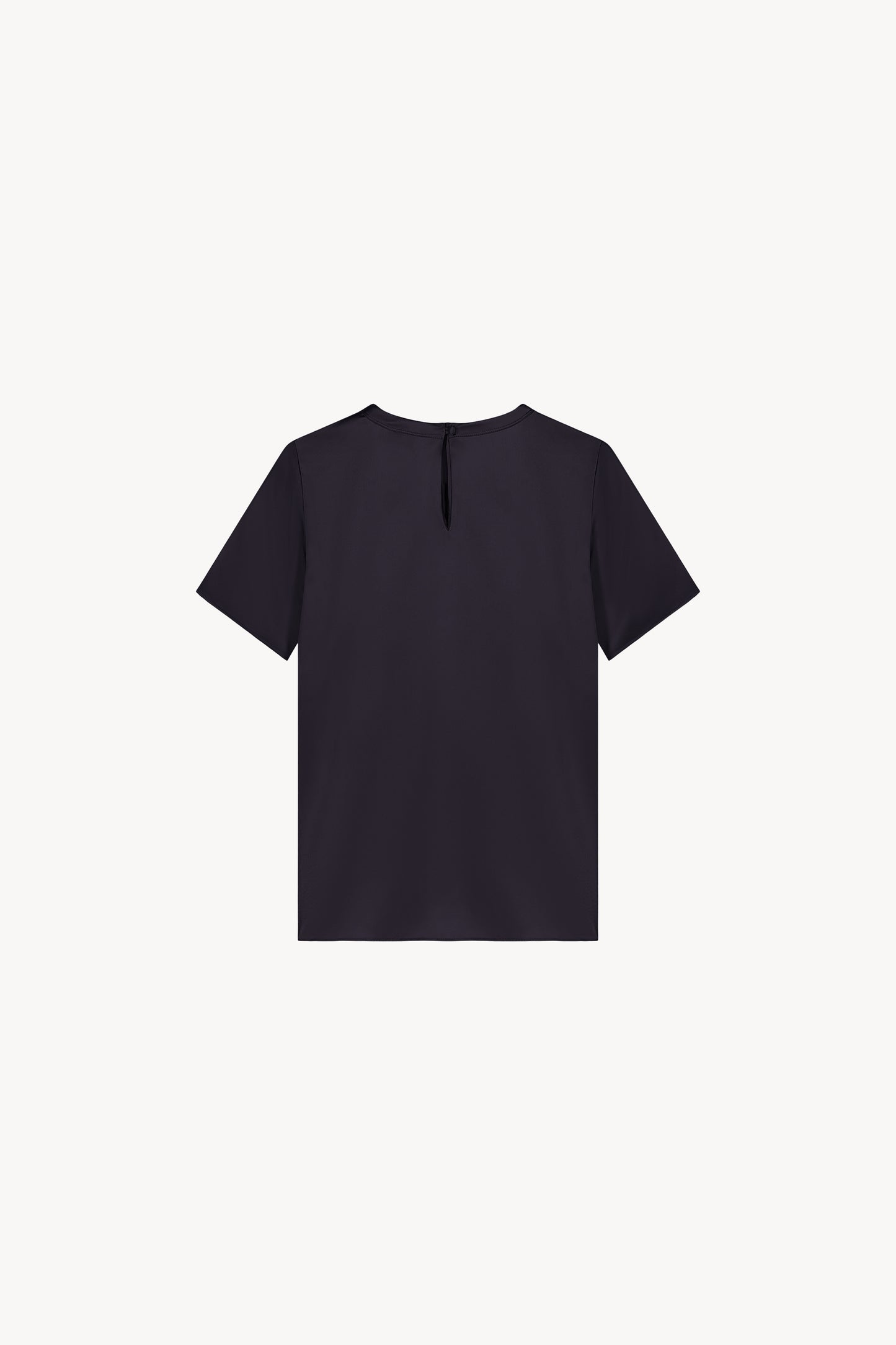 T-shirt en soie marine, minimaliste et au look élégant, idéal pour élever votre style sans effort. Doté d’un col rond, de manches courtes, d’une fermeture à bouton dans le dos et d’une forme goutte avec bouton recouvert, il allie sophistication et simplicité.