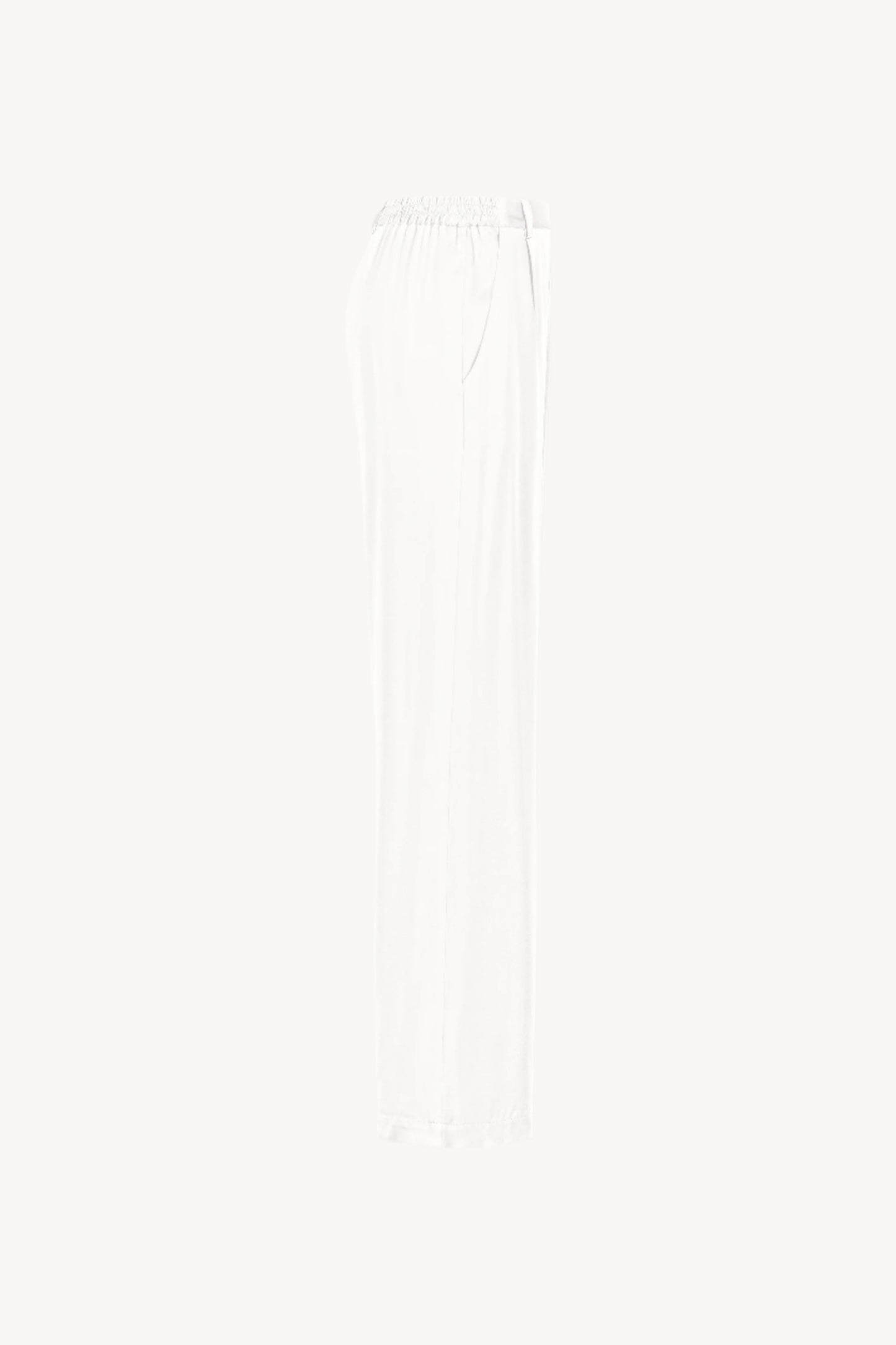 Pantalon en soie blanc, avec une coupe droite et fluide qui souligne élégamment votre silhouette. Sa taille ajustée assure un confort optimal, tandis que les plis de presse marqués, les passants de ceinture et les revers aux chevilles ajoutent une touche sophistiquée.