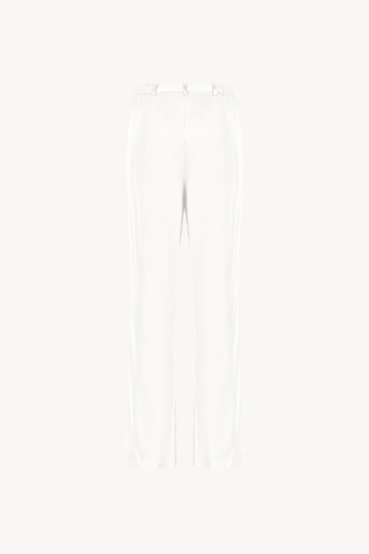 Pantalon en soie blanc, avec une coupe droite et fluide qui souligne élégamment votre silhouette. Sa taille ajustée assure un confort optimal, tandis que les plis de presse marqués, les passants de ceinture et les revers aux chevilles ajoutent une touche sophistiquée.