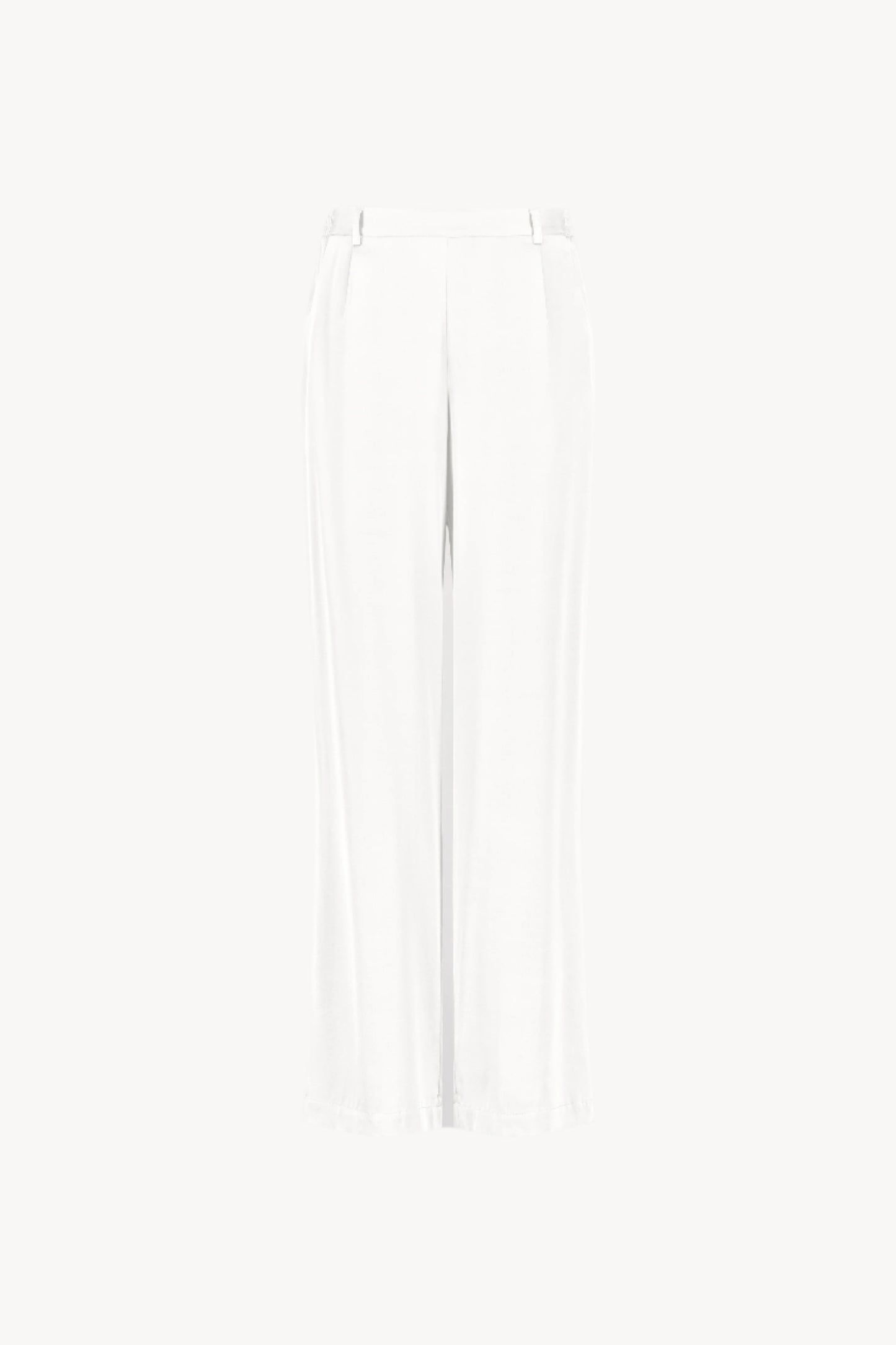 Pantalon en soie blanc, avec une coupe droite et fluide qui souligne élégamment votre silhouette. Sa taille ajustée assure un confort optimal, tandis que les plis de presse marqués, les passants de ceinture et les revers aux chevilles ajoutent une touche sophistiquée.