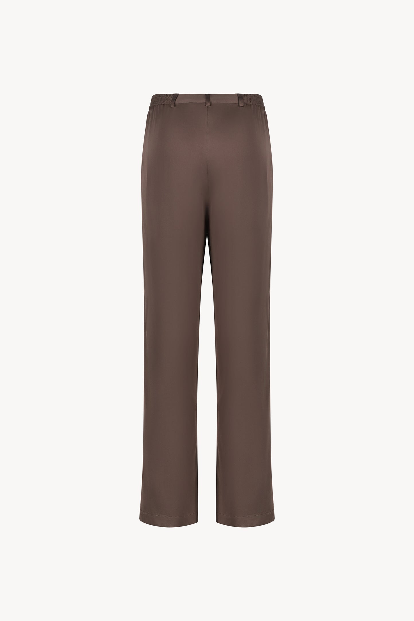 Pantalon en soie taupe moyen, avec une coupe droite et fluide qui souligne élégamment votre silhouette. Sa taille ajustée assure un confort optimal, tandis que les plis de presse marqués, les passants de ceinture et les revers aux chevilles ajoutent une touche sophistiquée.