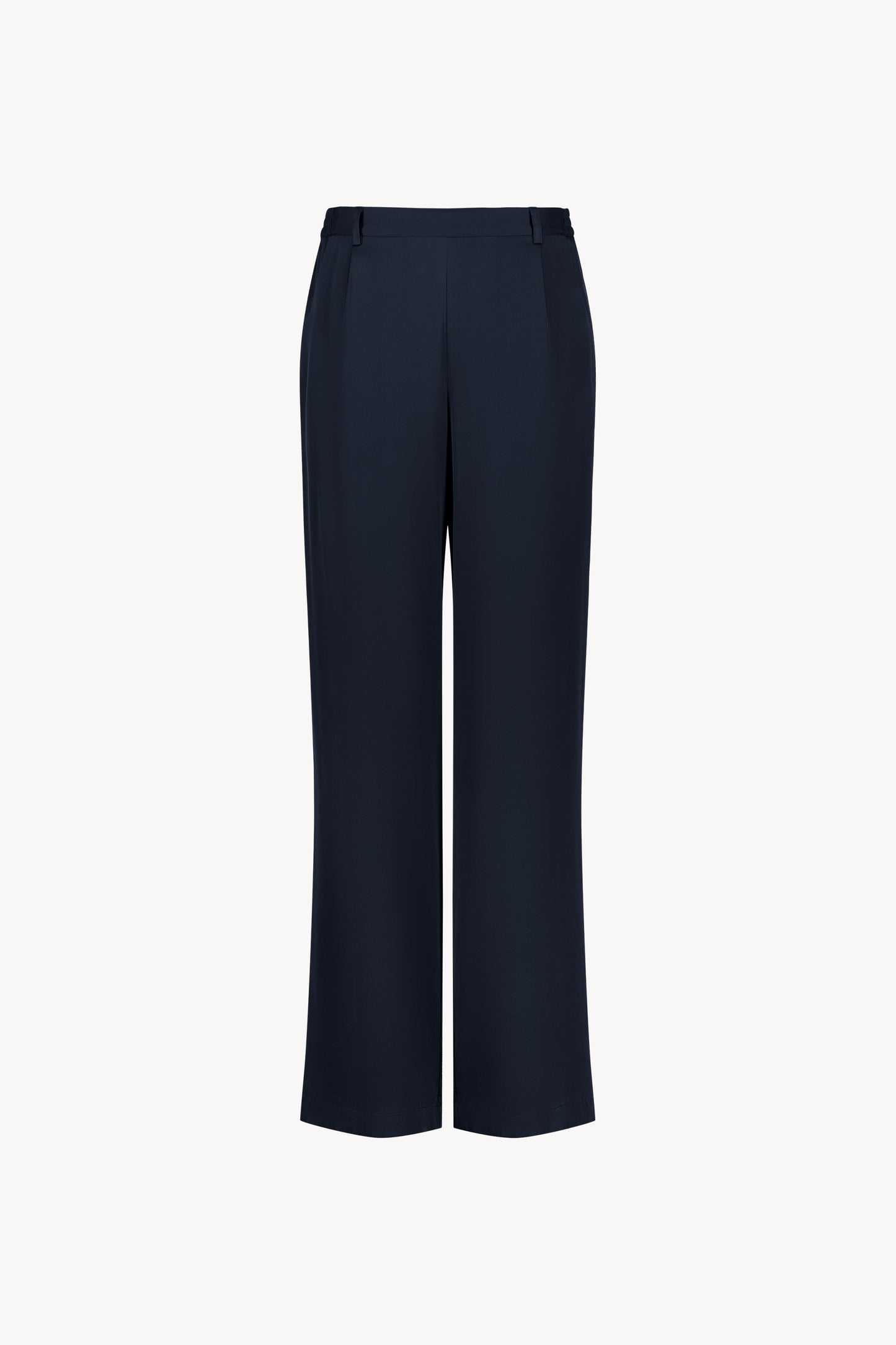Pantalon en soie marine, avec une coupe droite et fluide qui souligne élégamment votre silhouette. Sa taille ajustée assure un confort optimal, tandis que les plis de presse marqués, les passants de ceinture et les revers aux chevilles ajoutent une touche sophistiquée.