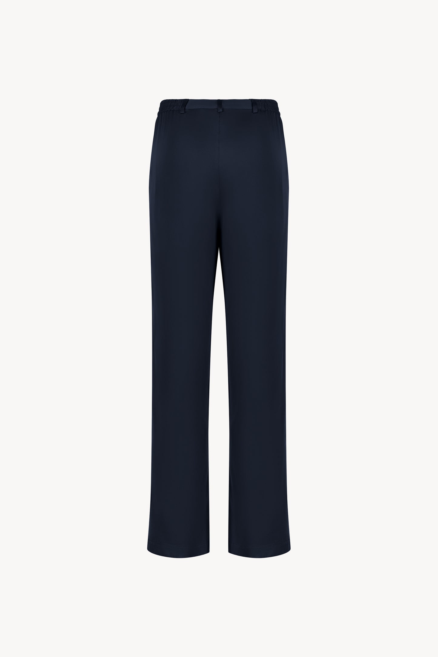 Pantalon en soie marine, avec une coupe droite et fluide qui souligne élégamment votre silhouette. Sa taille ajustée assure un confort optimal, tandis que les plis de presse marqués, les passants de ceinture et les revers aux chevilles ajoutent une touche sophistiquée.
