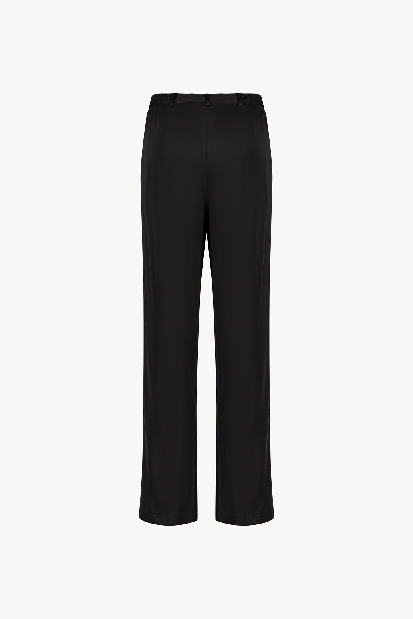 Pantalon en soie noir, avec une coupe droite et fluide qui souligne élégamment votre silhouette. Sa taille ajustée assure un confort optimal, tandis que les plis de presse marqués, les passants de ceinture et les revers aux chevilles ajoutent une touche sophistiquée.