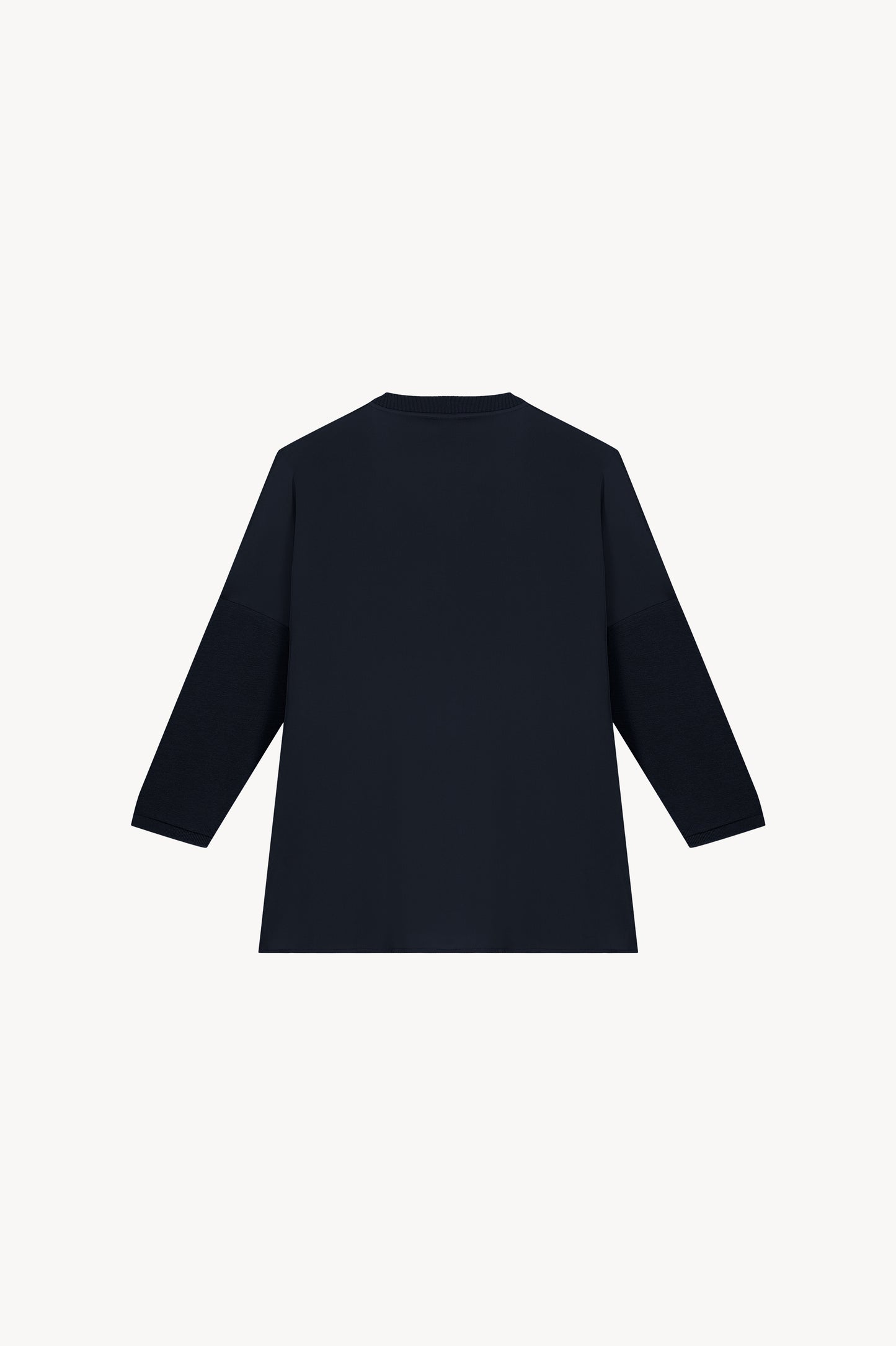 Tunique bi-matière jersey marin, élégante et au look distingué, offrant un effet texturé qui sublime la silhouette. Dotée de manches en jersey côtelé, d’un col côtelé et de fentes latérales, elle allie confort et sophistication.