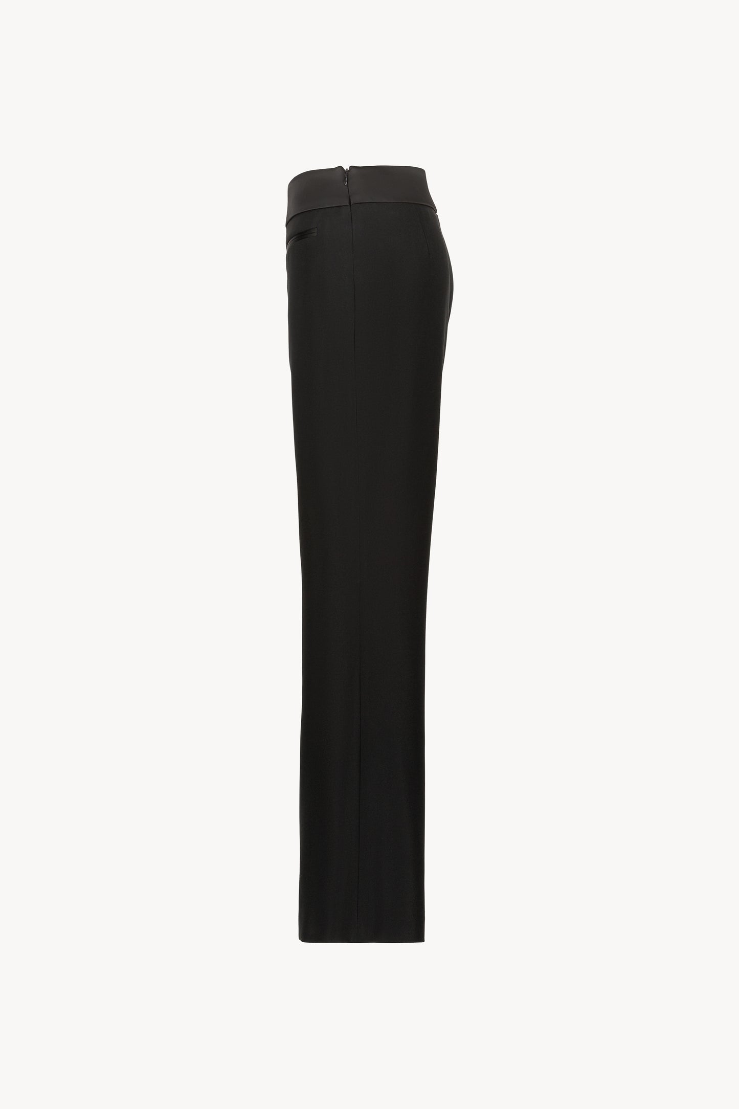 Ce pantalon évasé noir, au design raffiné et aux détails satinés est la pièce idéal.
