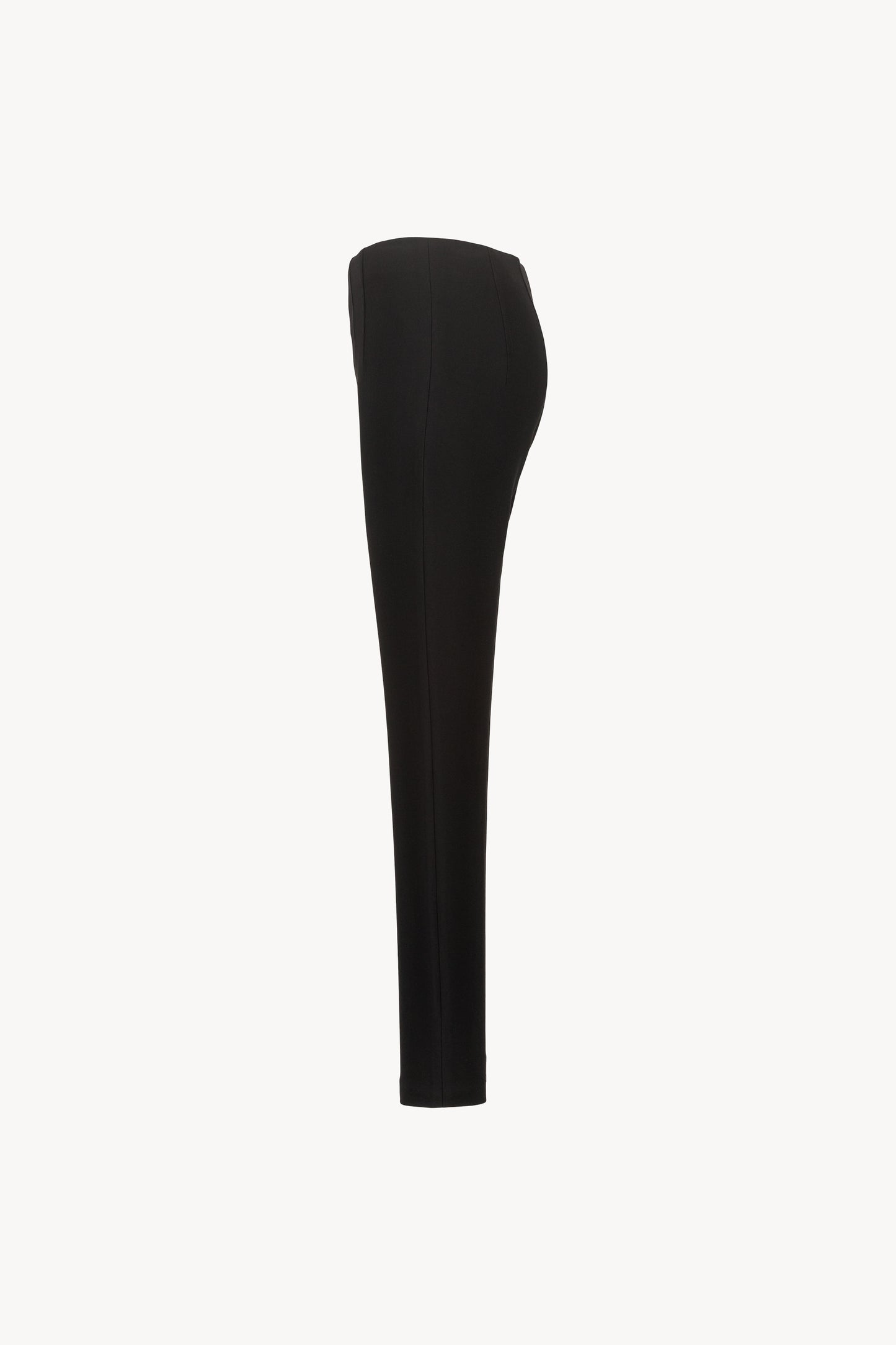 Taille haute, coupe près du corps et détail de pince.