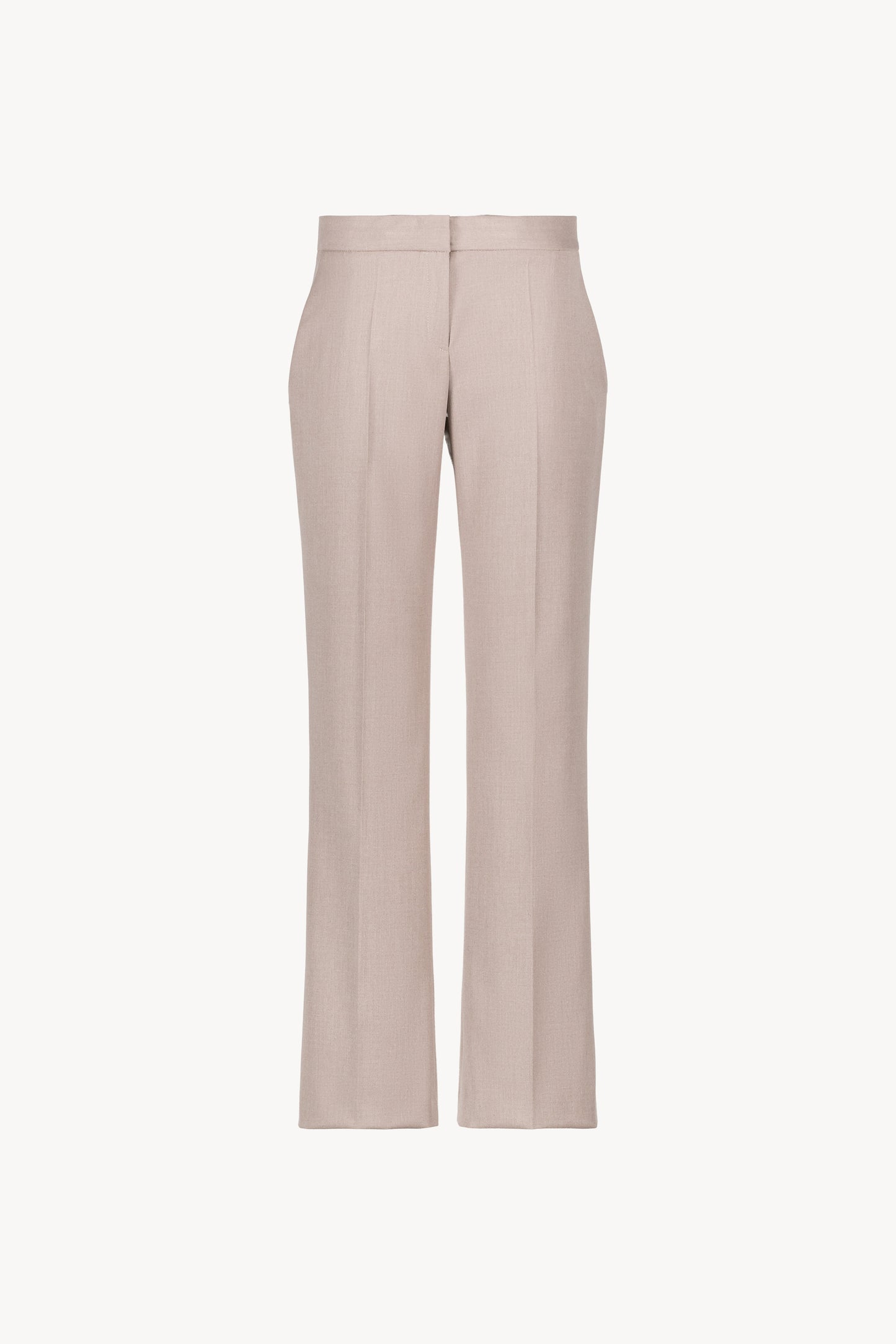 Ce pantalon droit taupe moyen, alliant coupe structurée et plis avant, avec ses poches italiennes.