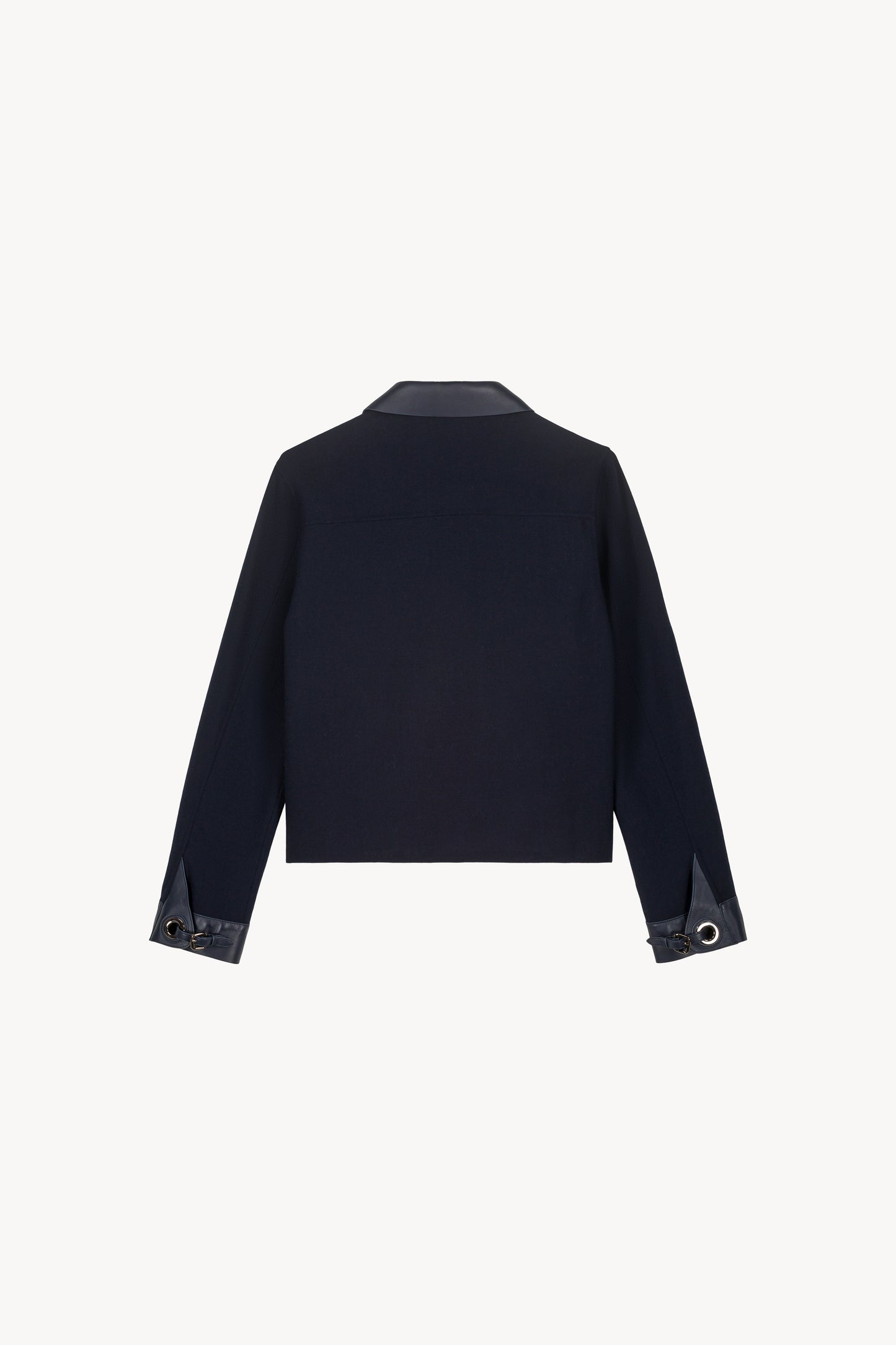 Veste chemise ornée de détails en cuir est la pièce idéale pour adopter un look à la fois élégant et décontracté. Dotée d'un col chemise en cuir, d'une patte de boutonnage apparente, et d'un effet bi-matière, elle se distingue par ses boutons au logo Apostrophe, ses poches italiennes avant et ses manches en cuir.