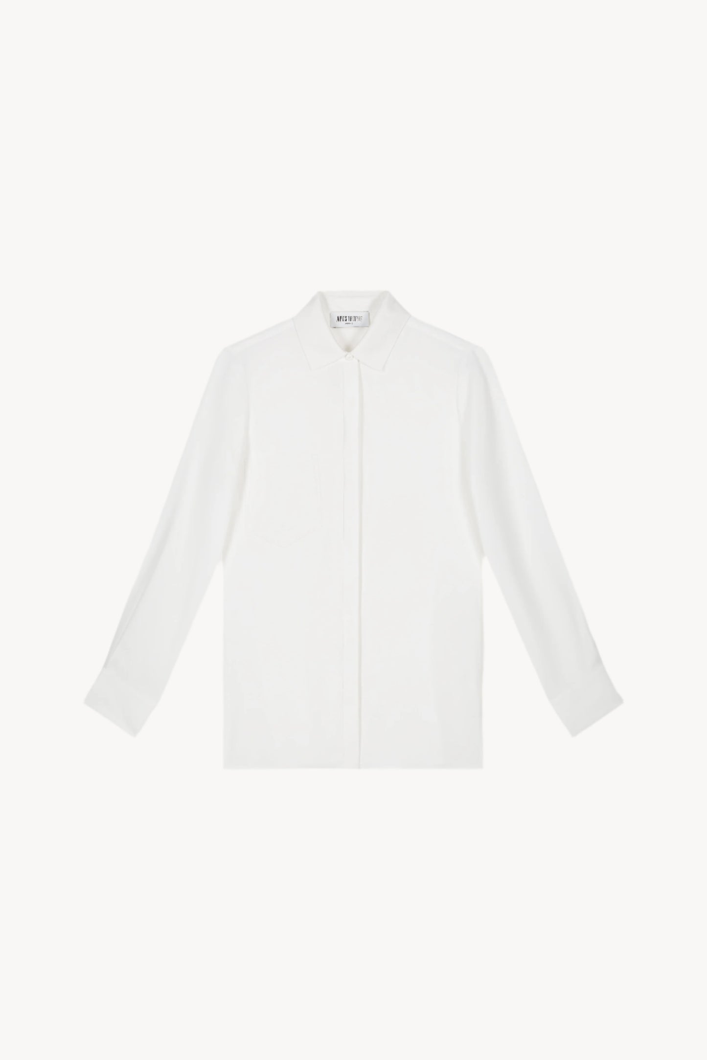 Chemise fluide à poche brodée blanc cassé, présentant une coupe classique, une poche plaquée à la poitrine et des fentes latérales.