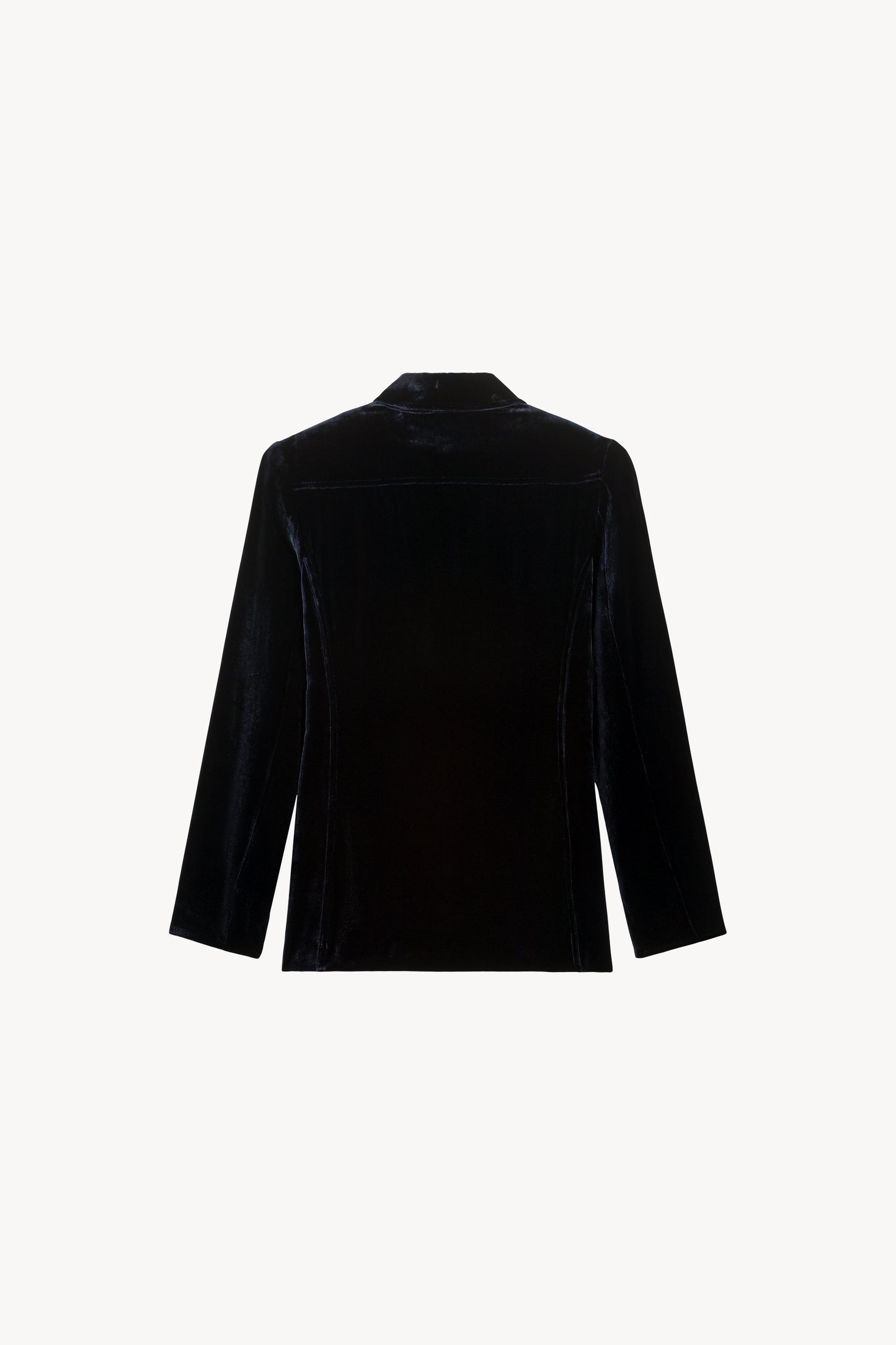 Veste chemise en velours satiné arbore une coupe ajustée moderne, idéale pour des occasions spéciales. Avec son col chemise, sa patte de boutonnage apparente et ses quatre poches plaquées à rabat, elle allie élégance et praticité.