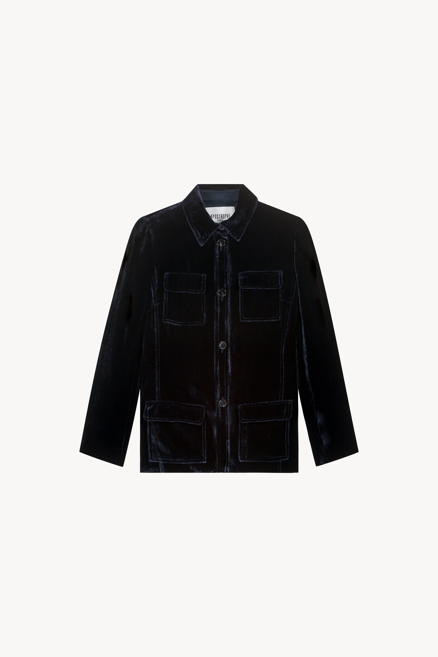 Veste chemise en velours satiné arbore une coupe ajustée moderne, idéale pour des occasions spéciales. Avec son col chemise, sa patte de boutonnage apparente et ses quatre poches plaquées à rabat, elle allie élégance et praticité.