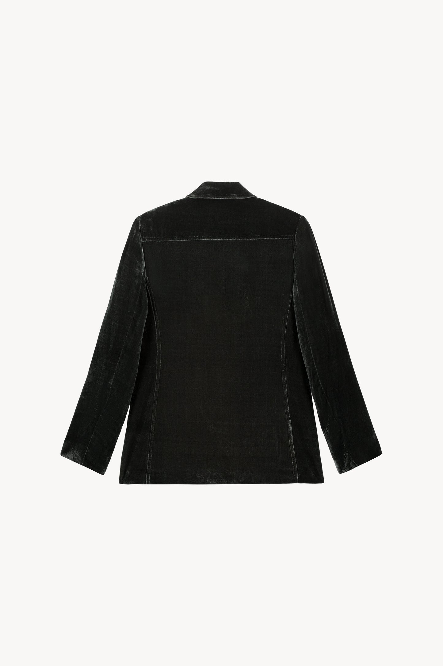 Veste chemise en velours de soie éléphant avec poches plaquées et bouton apparent offre un look contemporain.