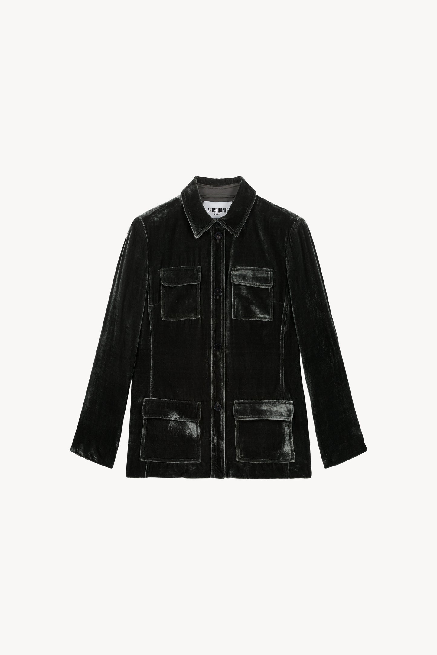 Cette veste chemise en velours de soie éléphant avec ses poches plaquées et son bouton visible.