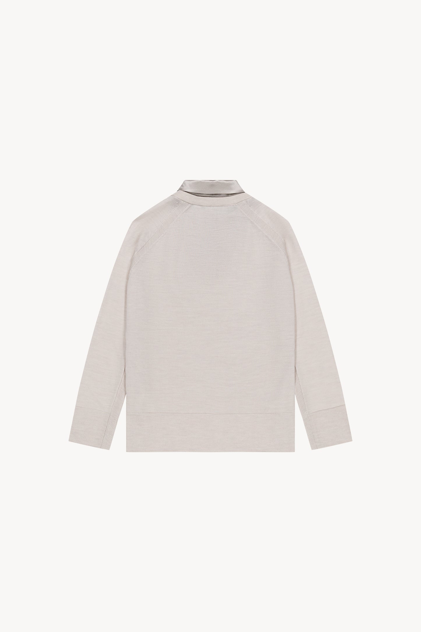 Détail du col chemise ouvert en satin contrastant sur un pull gris béton en laine douce.