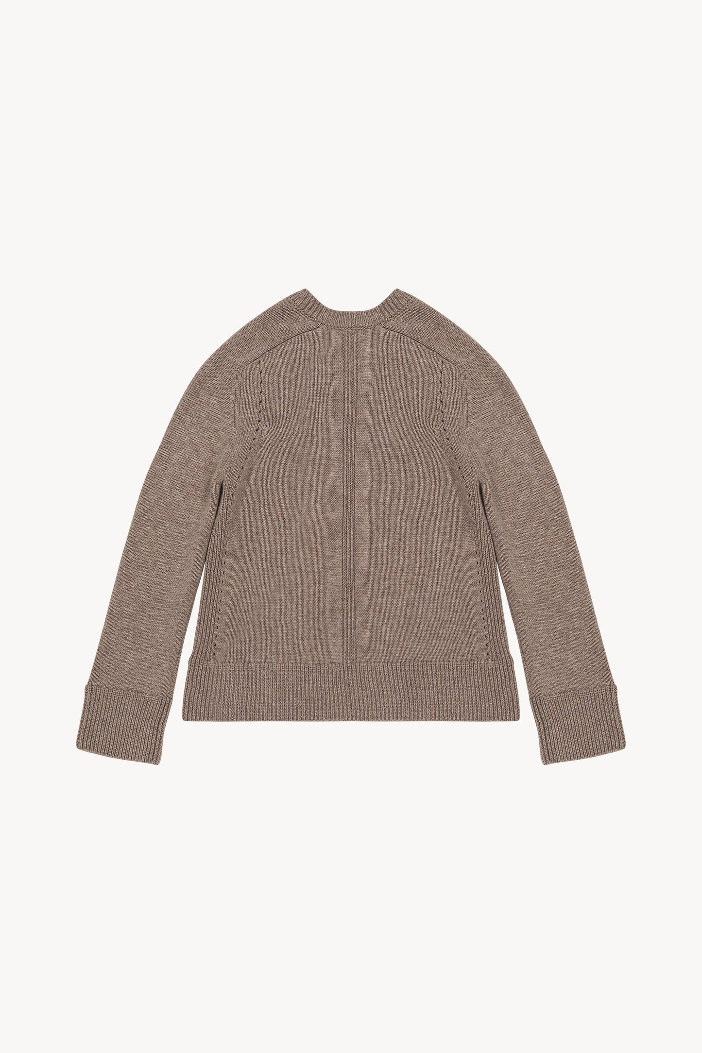 Pull en maille taupe moyen, orné d'un col V, une coupe ajustée et des détails côtelés.