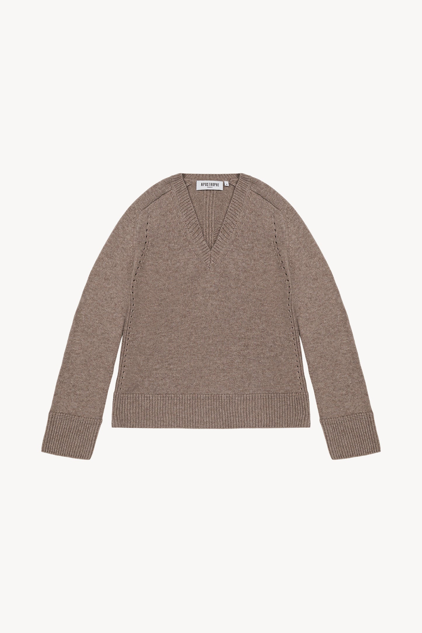 Pull en maille taupe moyen, orné d'un col V, une coupe ajustée et des détails côtelés.