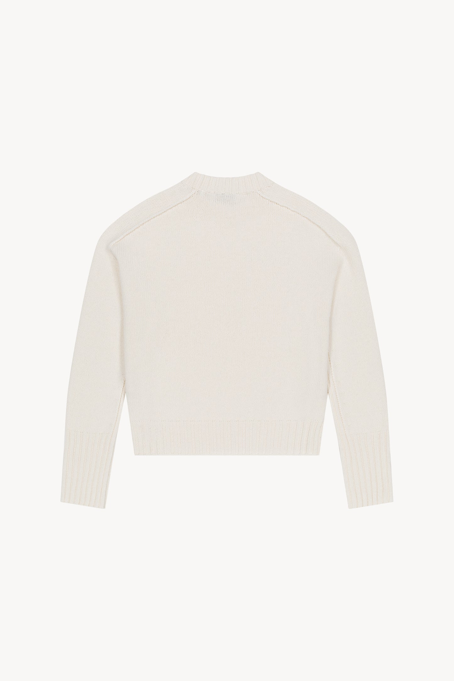 Avec sa coupe fluide et ses manches raglan, ce pull blanc cassé offre une silhouette moderne.