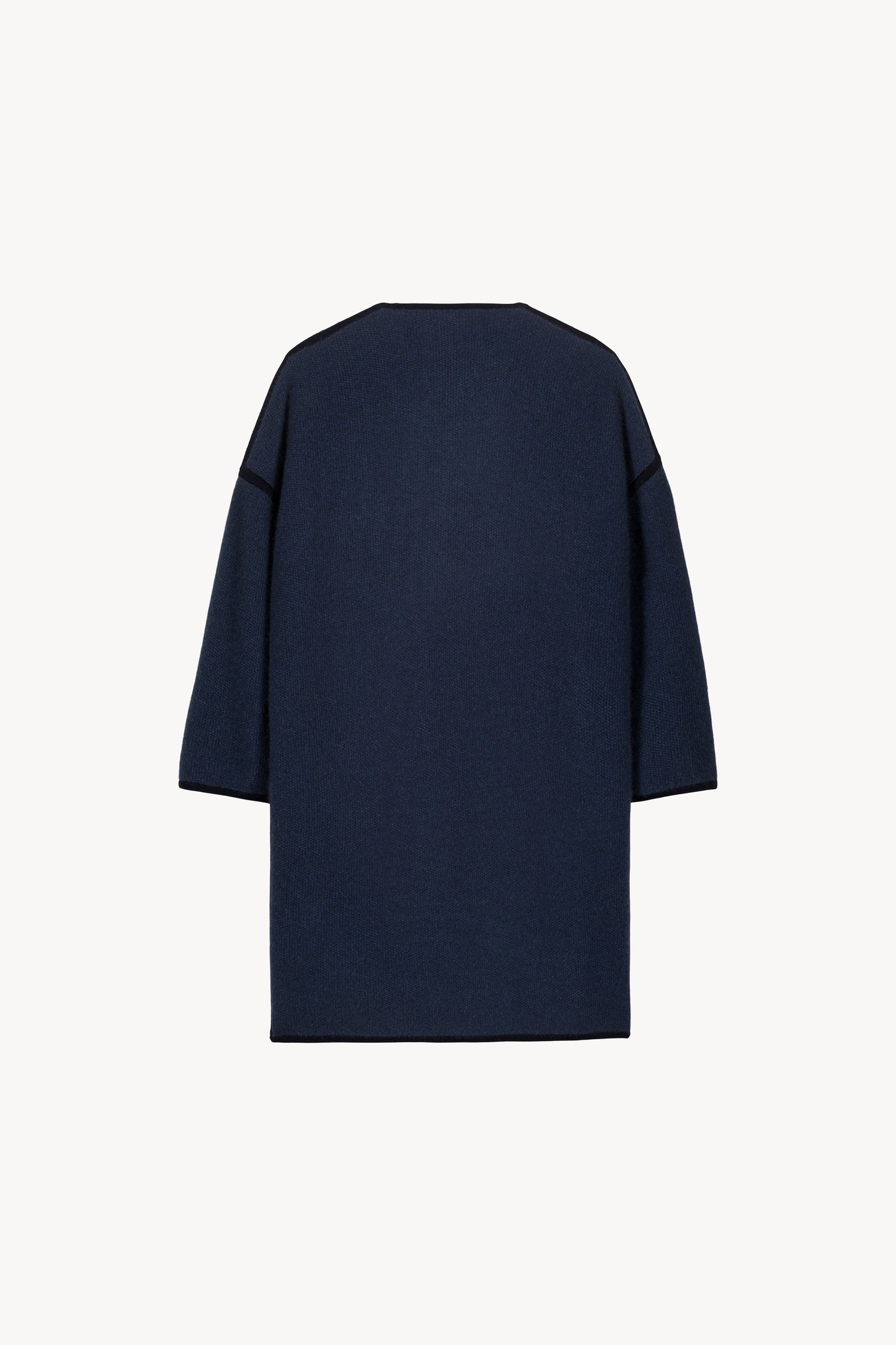 Manteau bicolore bleu denim doté de finitions bicolores, poches plaquées et de col ample.