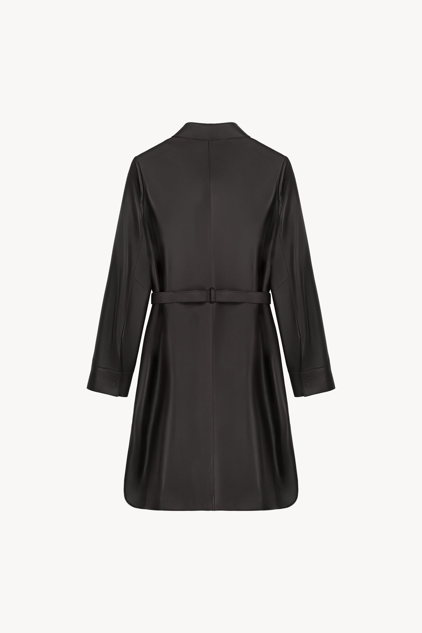 Manteau en cuir orné de col chemise, fentes latérales, manches longues et deux poches.