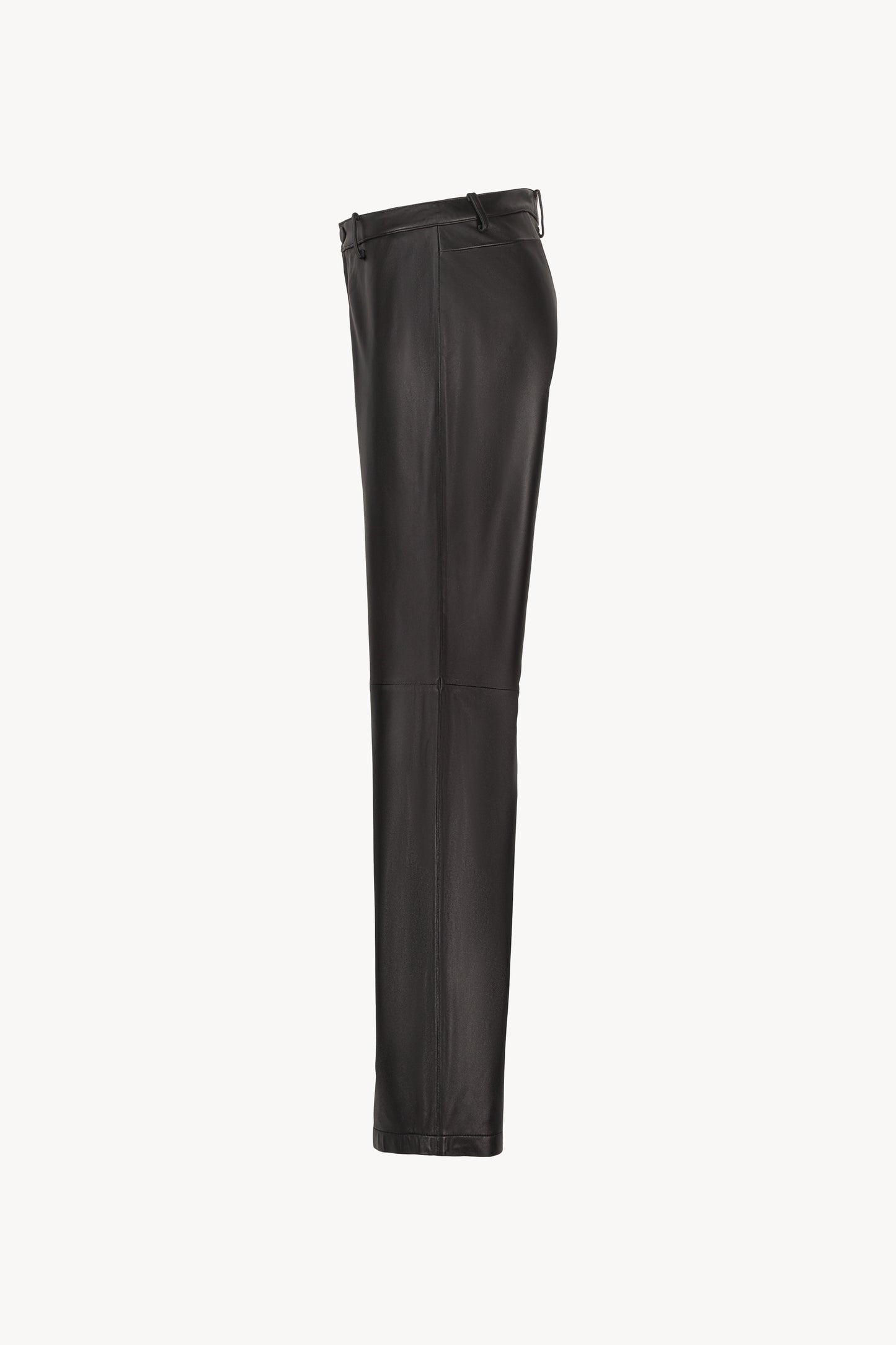 Pantalon large en cuir noir, avec des détails de coupe distinctifs