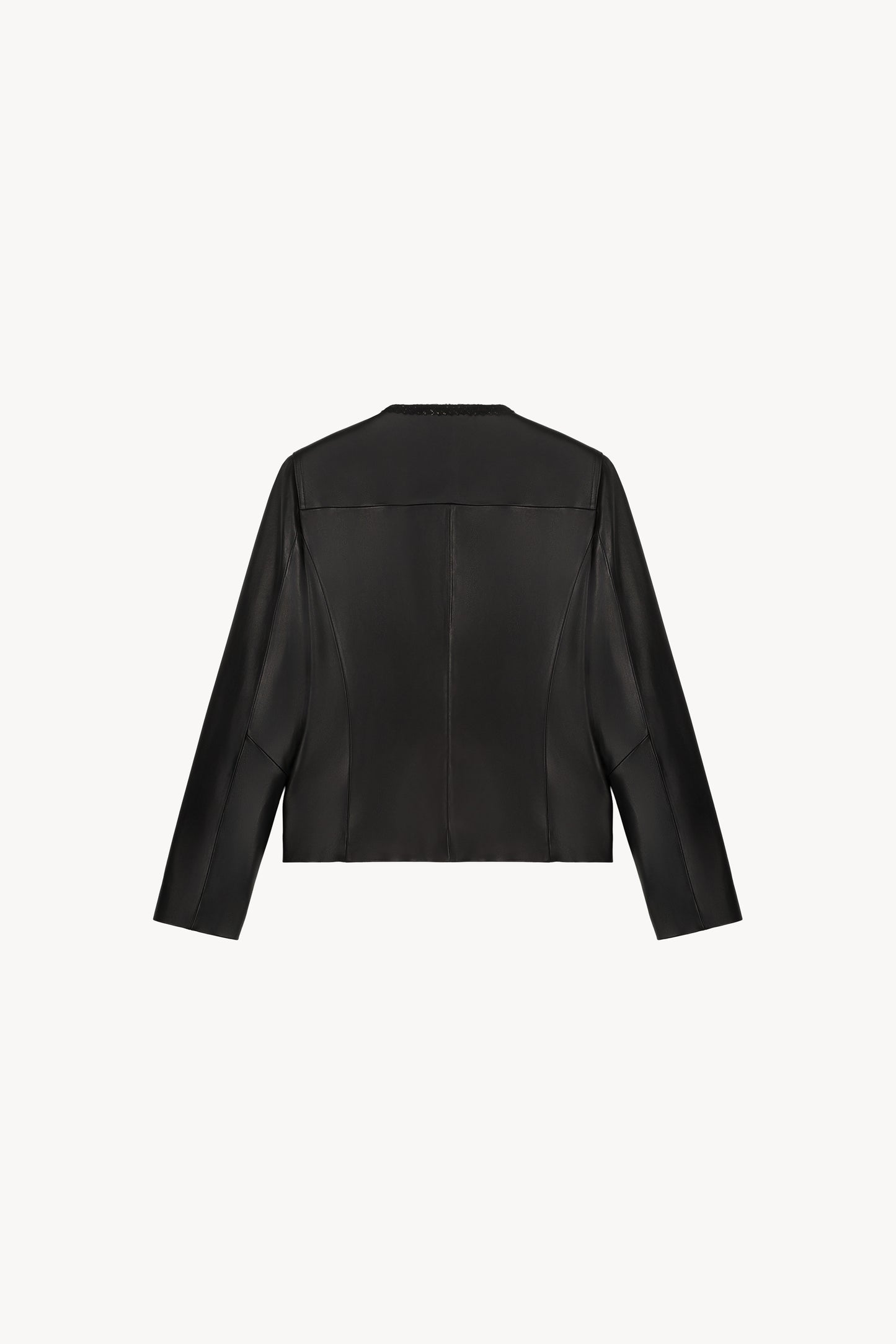 Veste en cuir tressé noir présentant une coupe courte moderne, ornée de détails tressés sur le col rond, de poches passepoilées tressées.