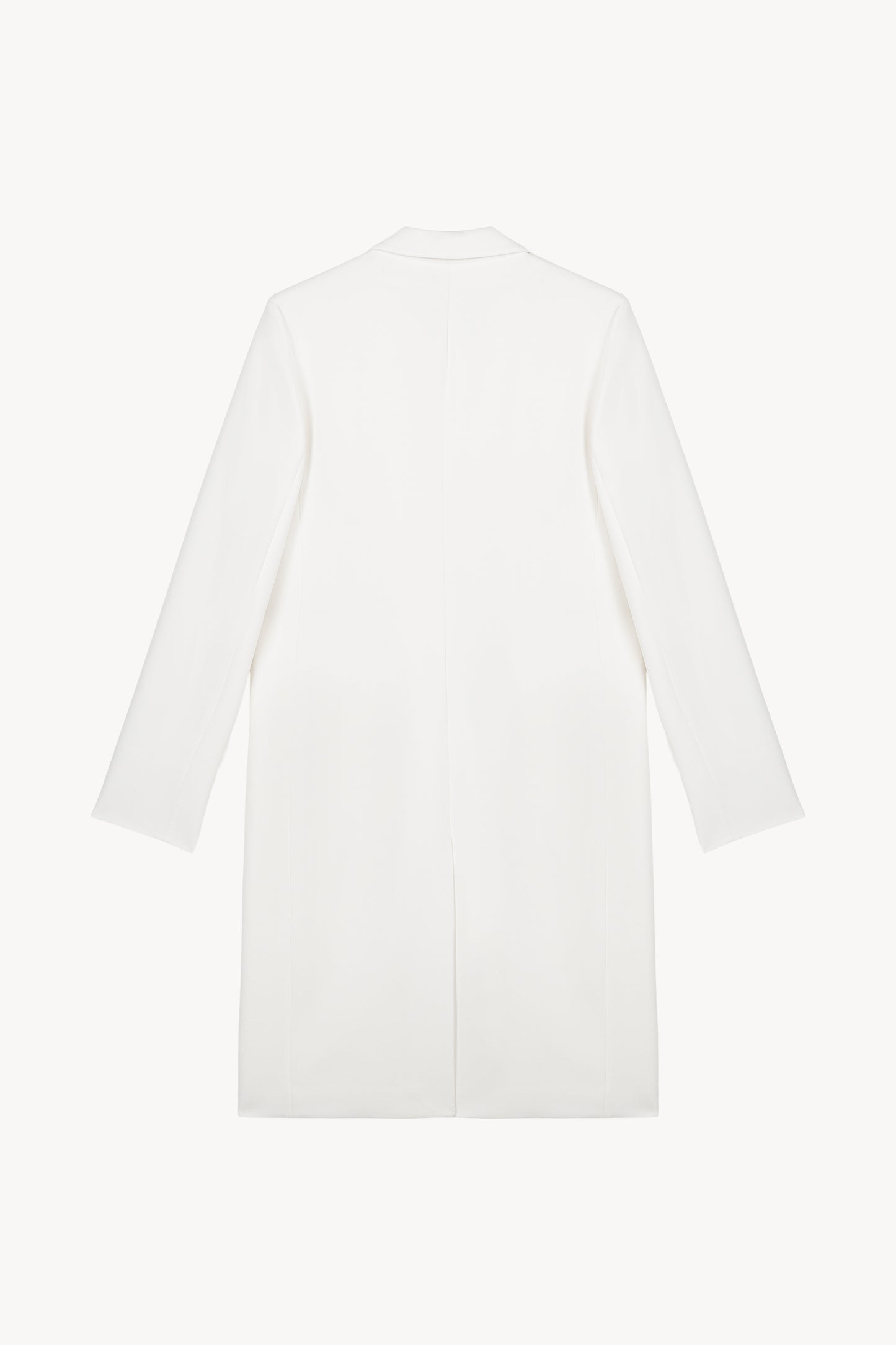 Manteau mi-mollet blanc à la coupe structurée et élégante, avec col tailleur et poches passepoilées.