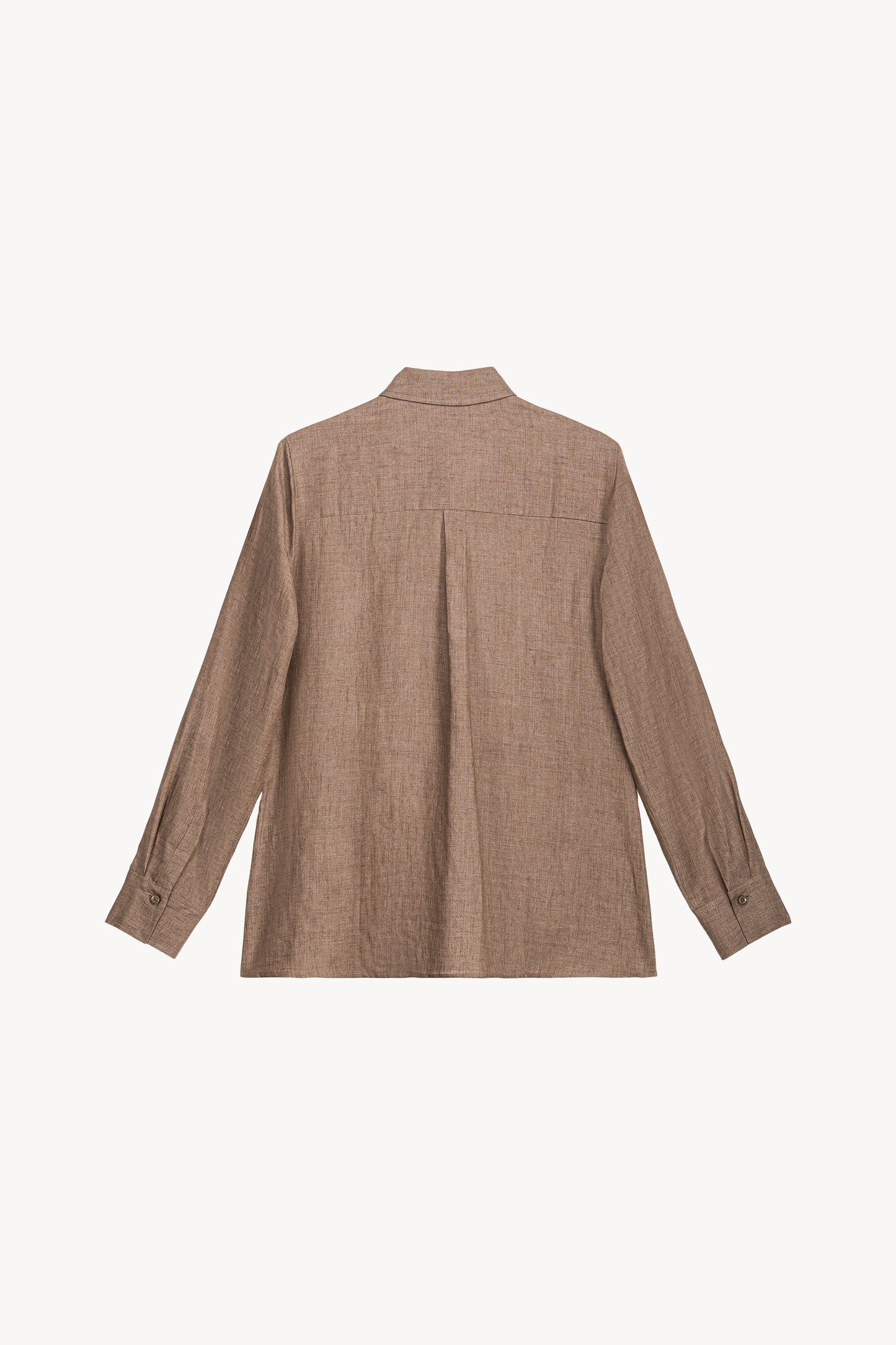 Style militaire et ses boutons nacrés marron glacé, cette chemise droite incarne l'élégance subtile.