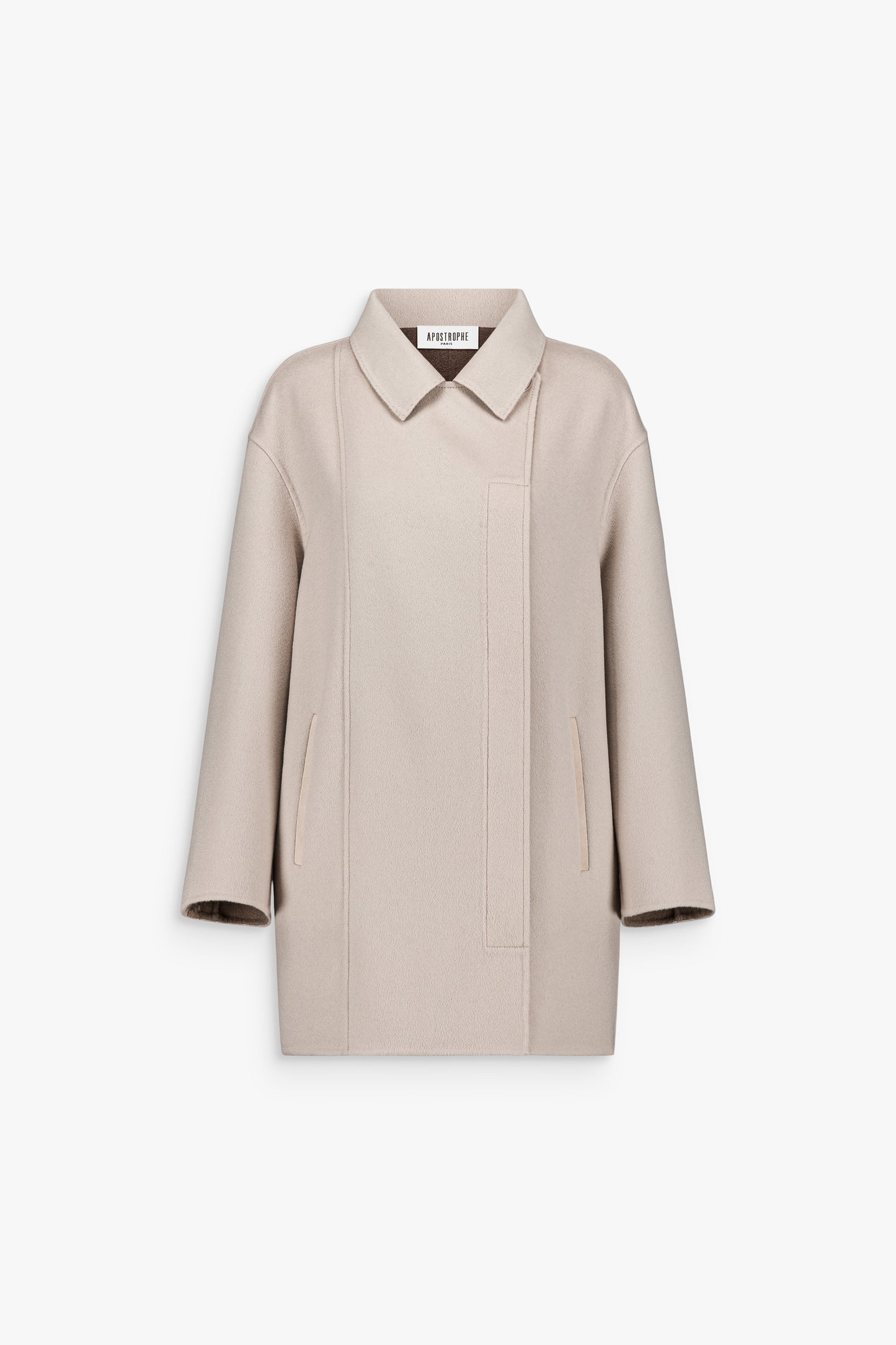 Manteau court beton en laine et cachemire double face avec large patte de boutonnage.