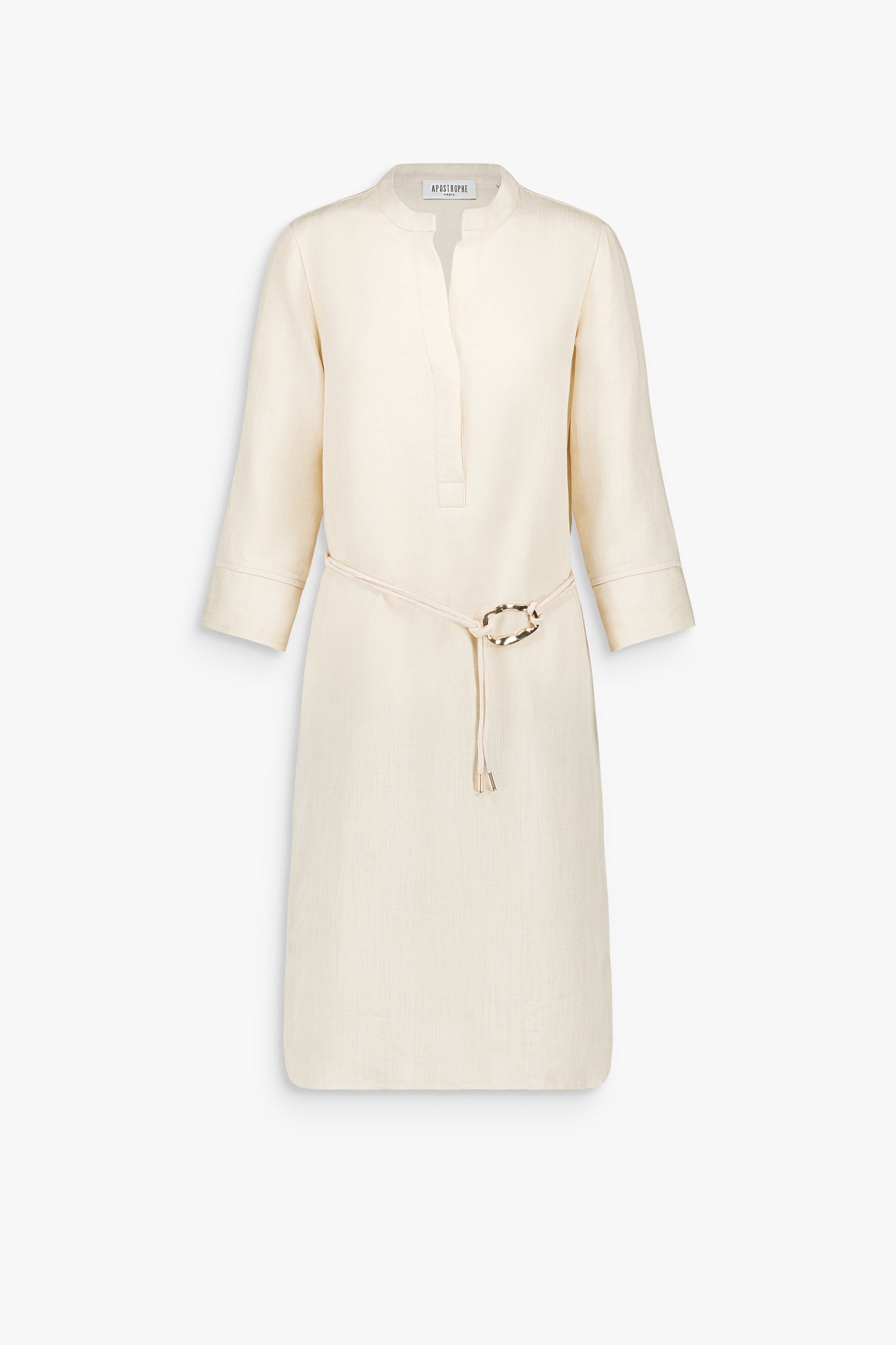 Robe jaune clair à col montant et manches trois-quarts, à la silhouette longue et épurée.