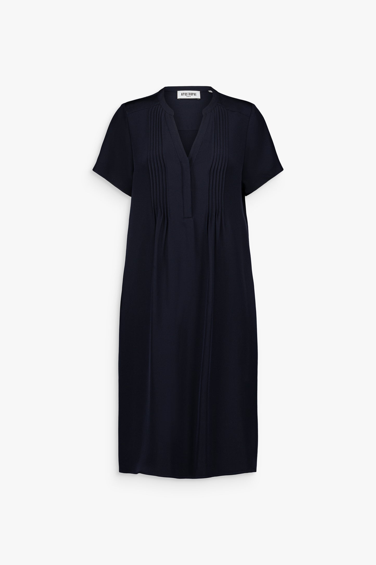 Robe fluide en soie marine avec plis fins structurants et manches courtes légères.