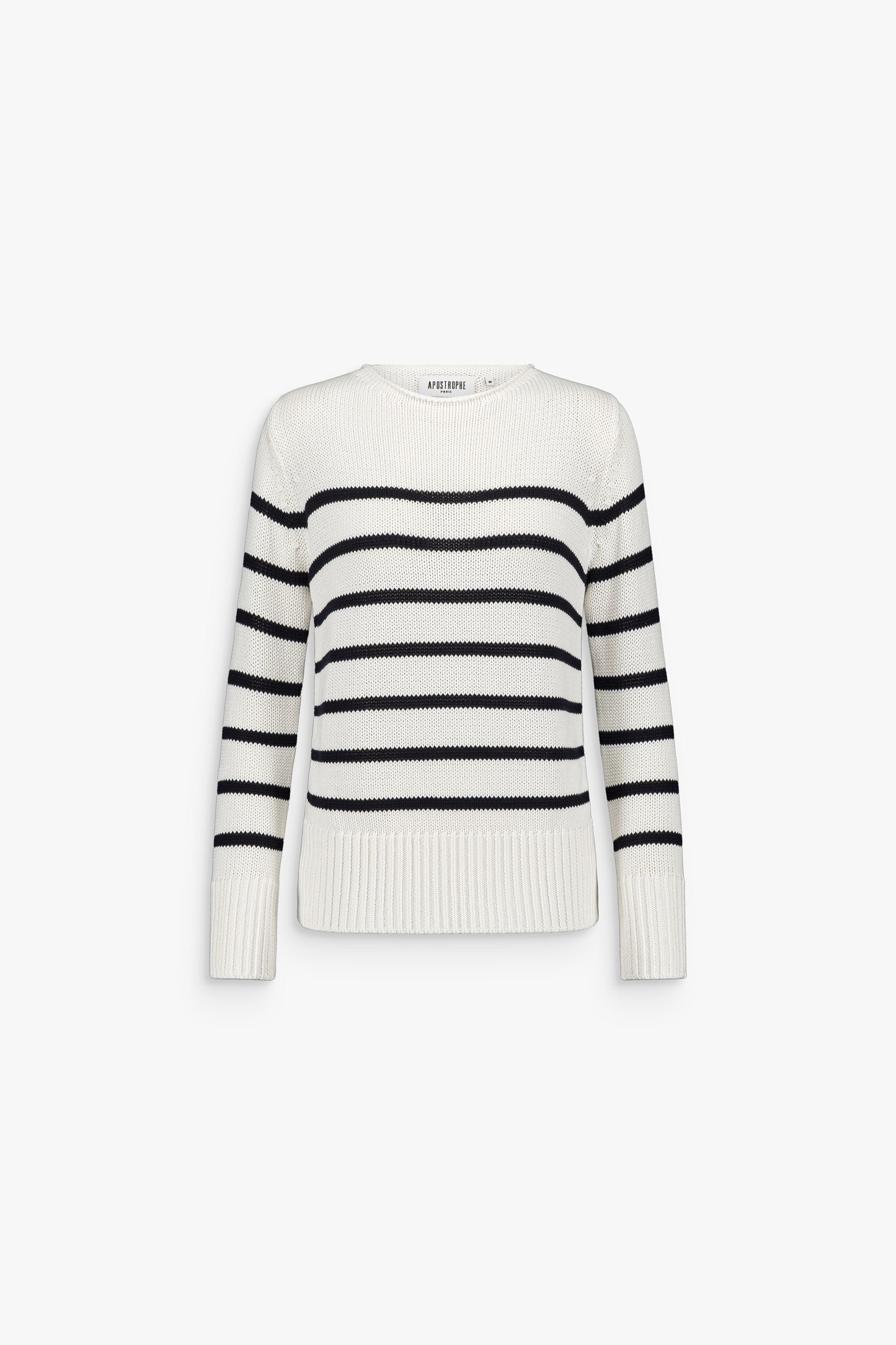 Pull en coton blanc cassé à rayures marines avec encolure bateau.
