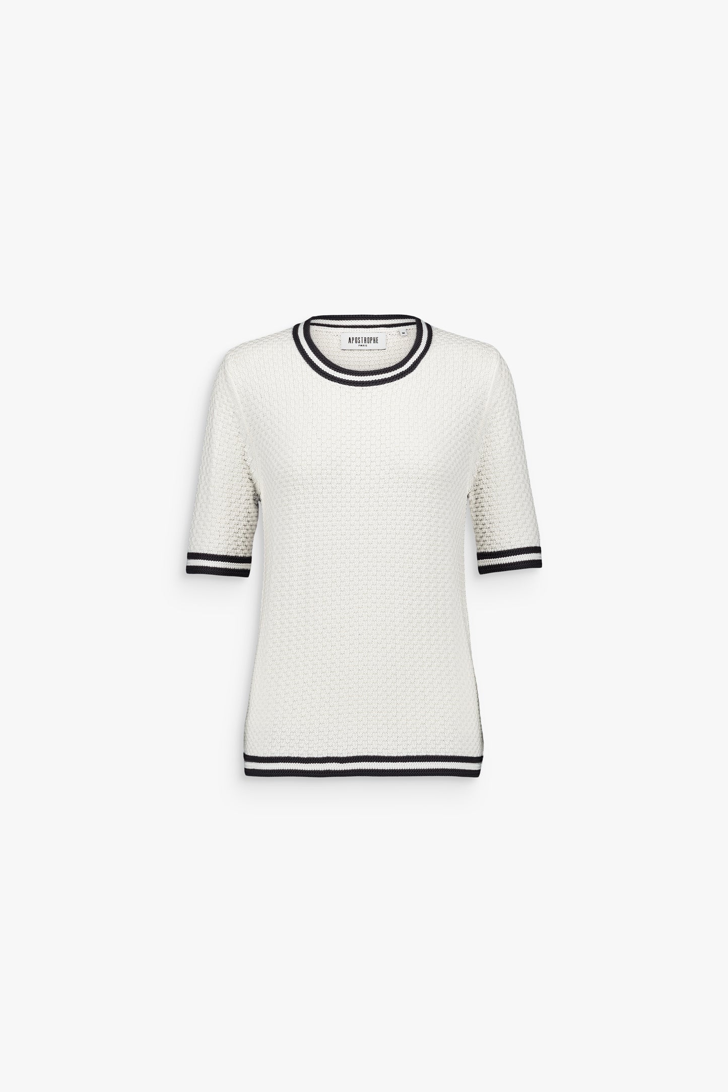 Top en maille blanc cassé à manches courtes avec bordures rayées marines.