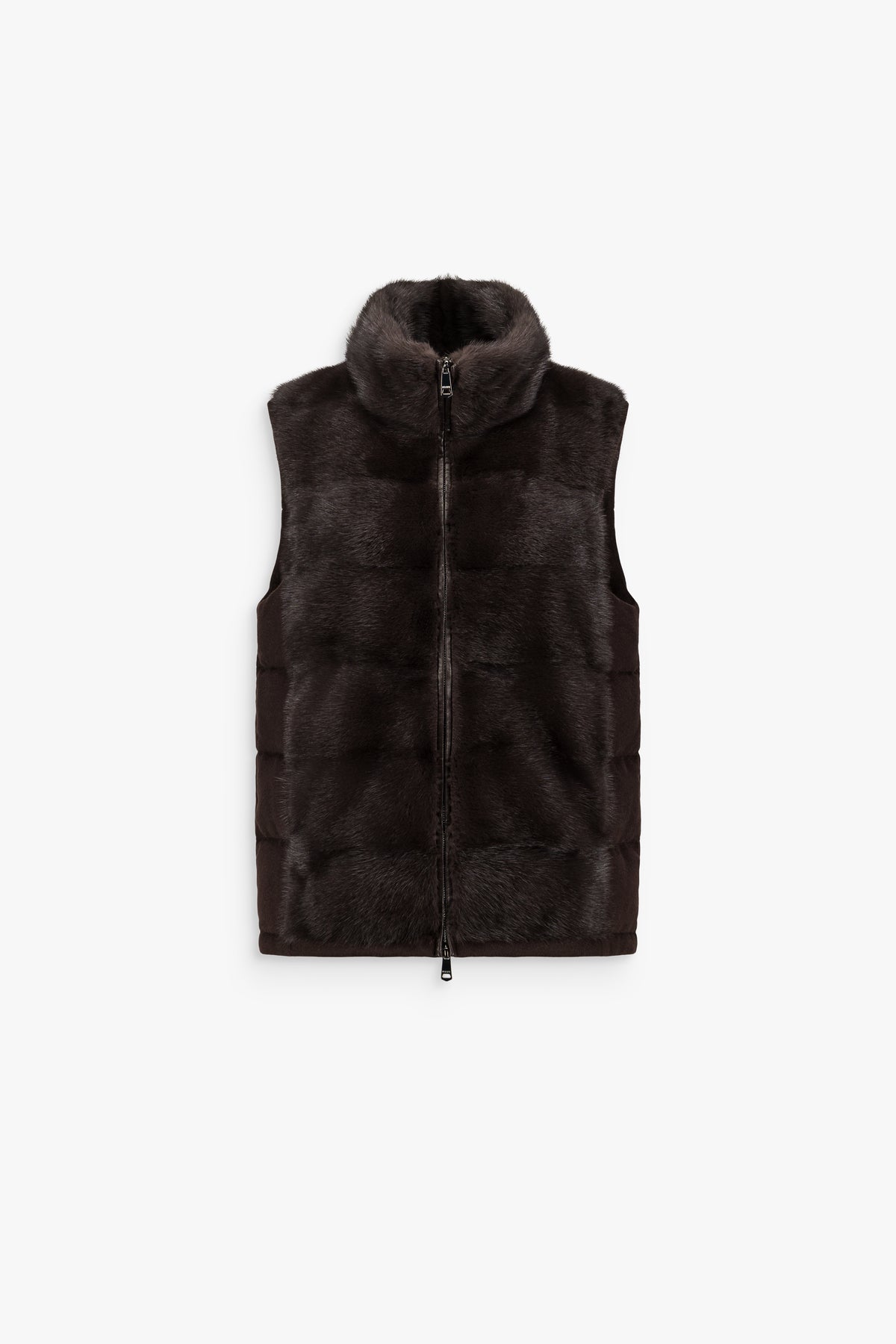 Manteau droit sans manches en vison marron foncé, à col montant, fermeture sur le devant et ligne structurée.