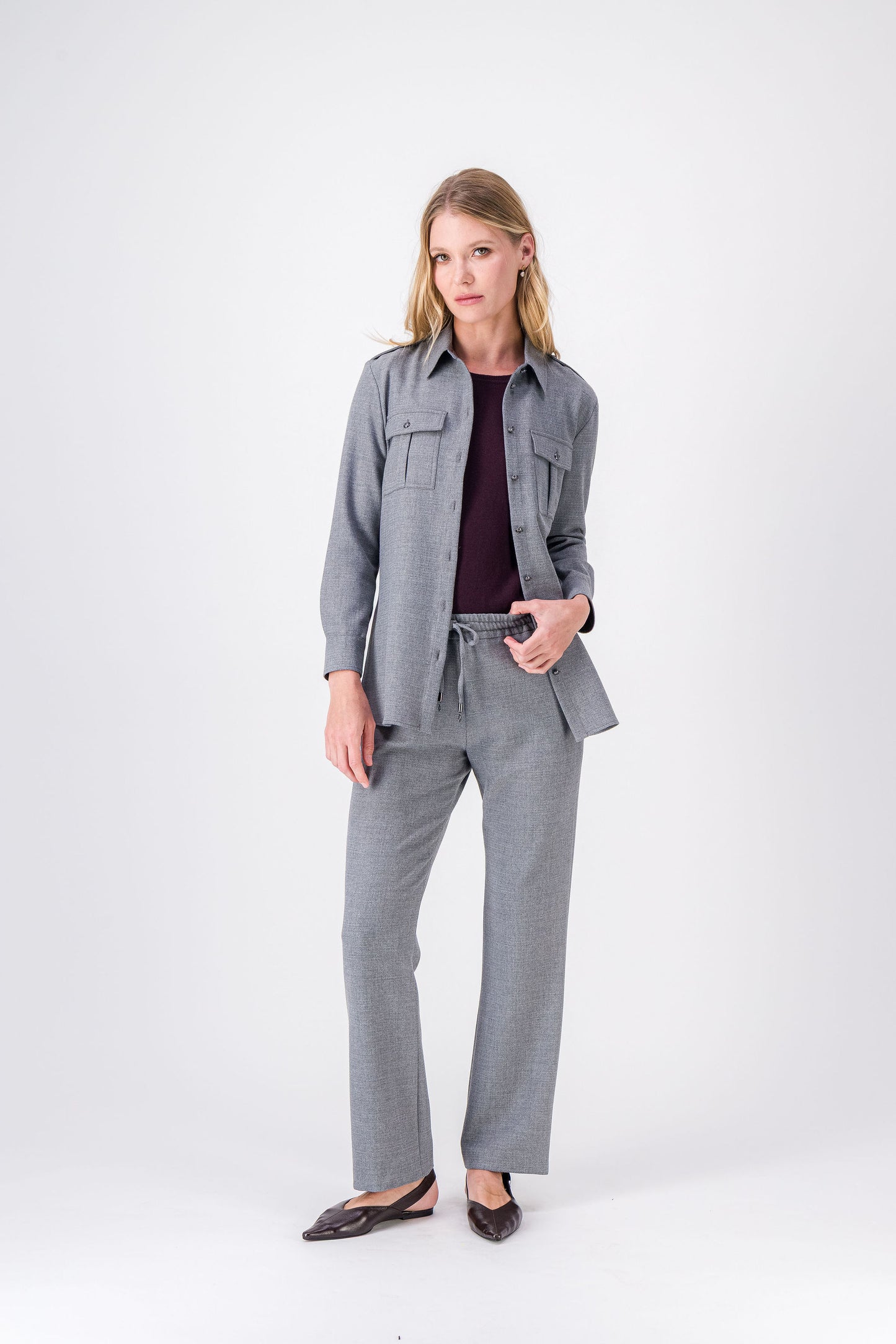 Ce pantalon droit en gris moyen se distingue par sa coupe fluide et sa taille ajustable.