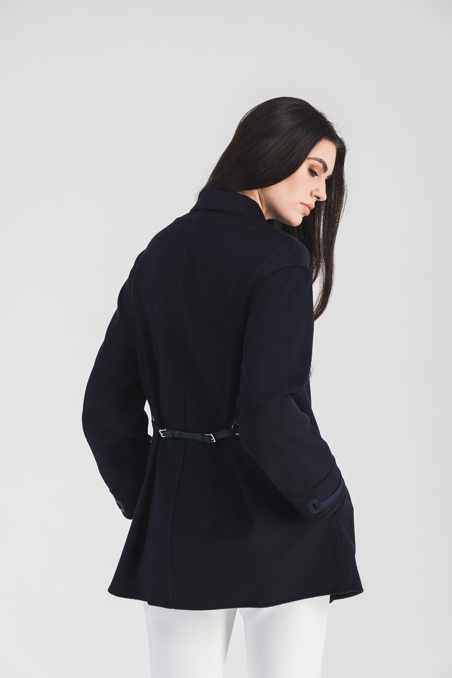 Manteau en flanelle de cachemire, avec empiècements en cuir et cordon ajustable.