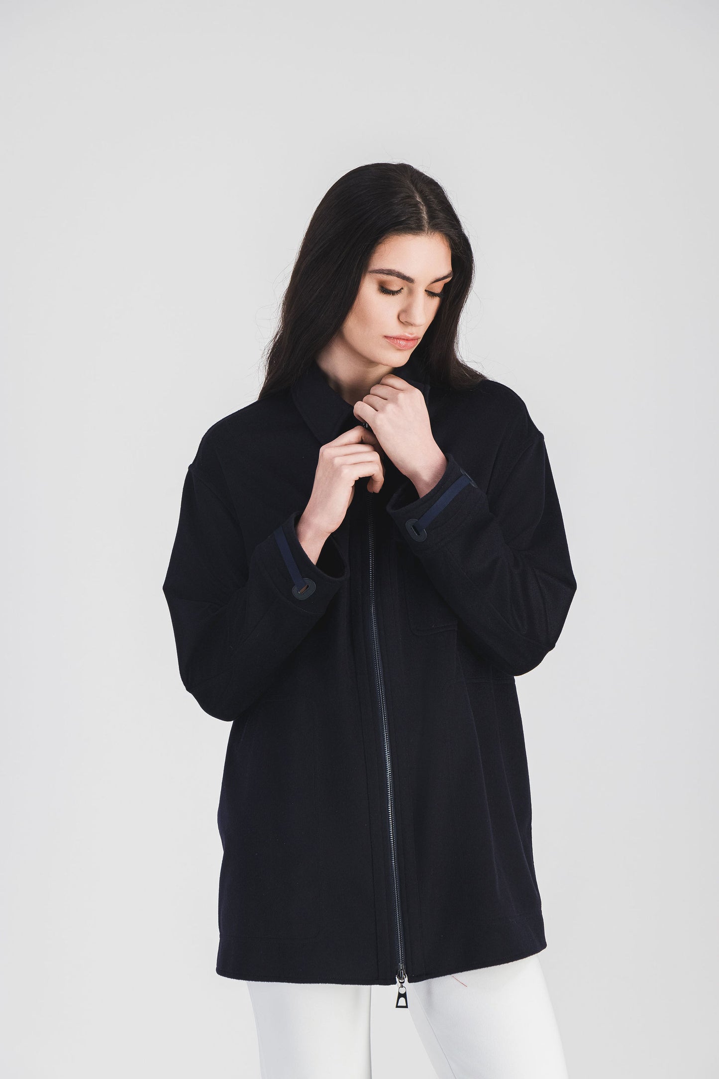 Manteau oversize en flanelle de cachemire présente des finitions en cuir et un cordon ajustable.