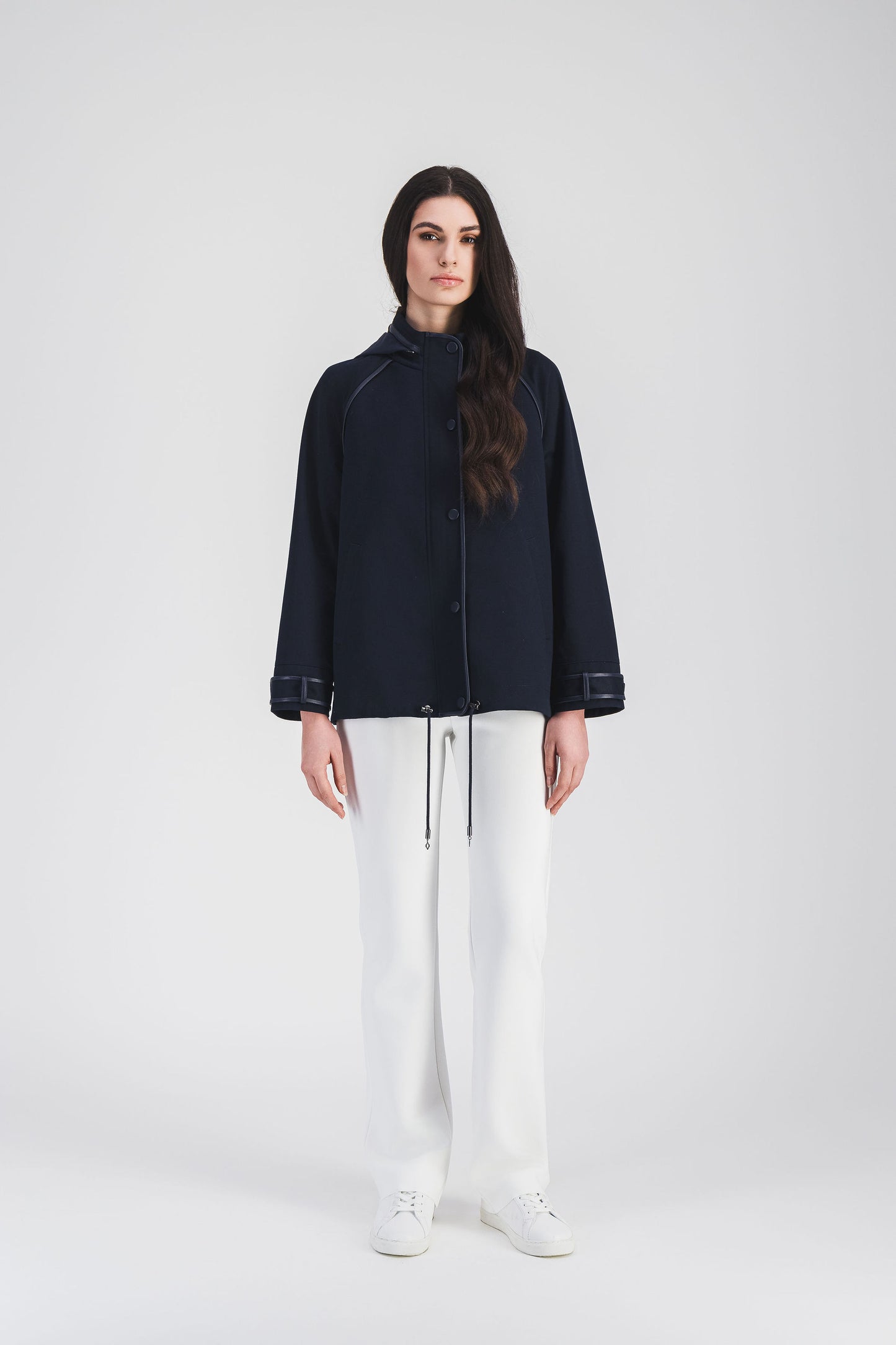 Pantalon blanc cassé en crêpe avec coupe droite et taille élastique intérieure, alliant confort et sophistication.