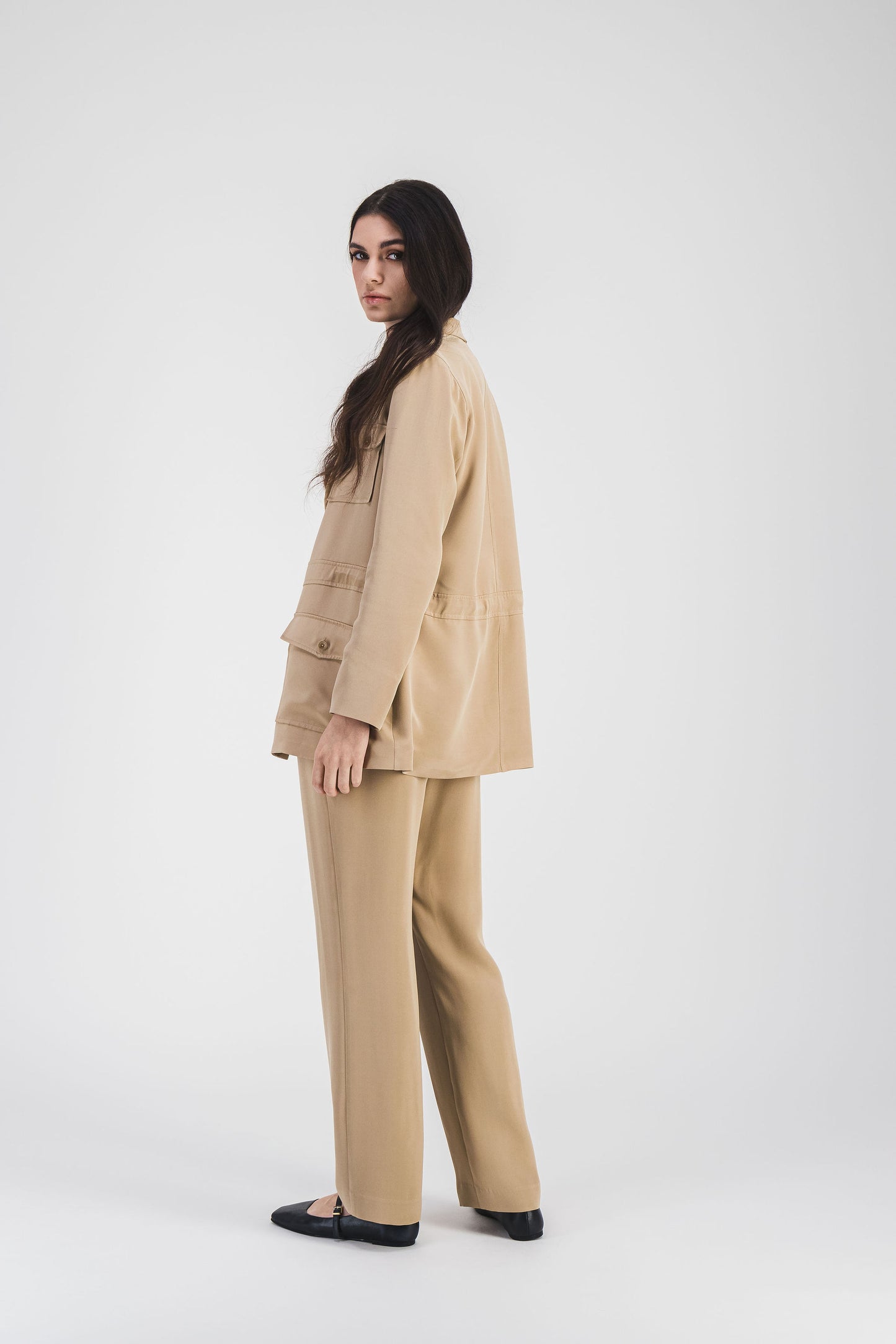 Ce pantalon en soie fluide, avec taille ajustable et coupe droite, combine confort et sophistication.