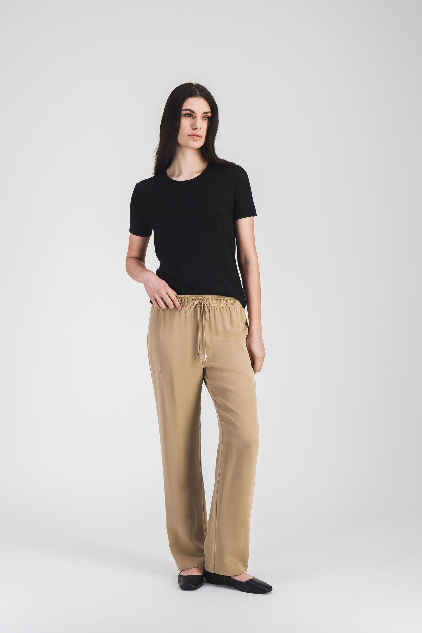 Pantalon fluide en soie, taille ajustable et coupe droite, pour une silhouette moderne et chic.