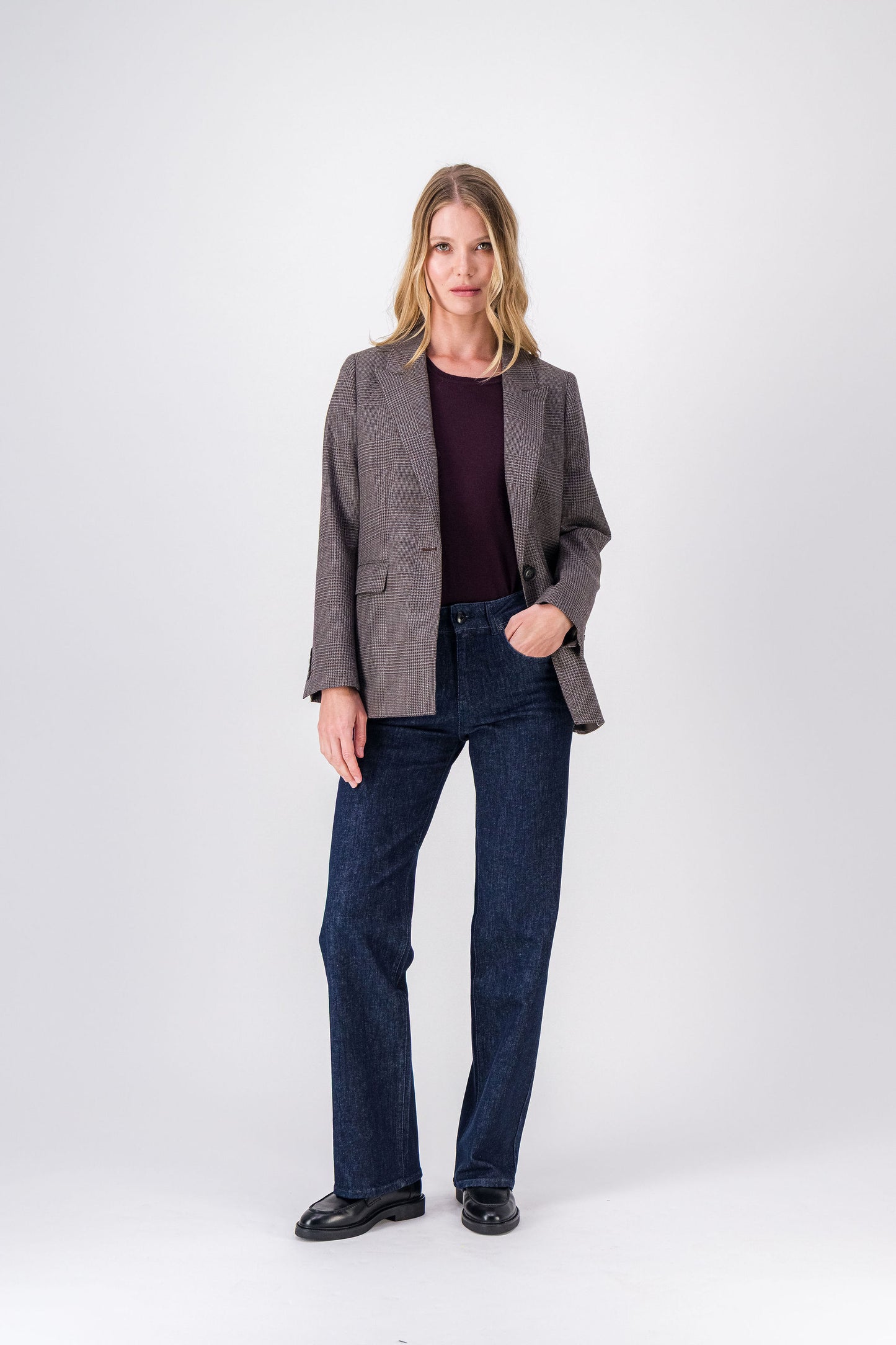 Veste courte en laine vierge motif tartan, coupe droite avec poches plaquées et rabats.