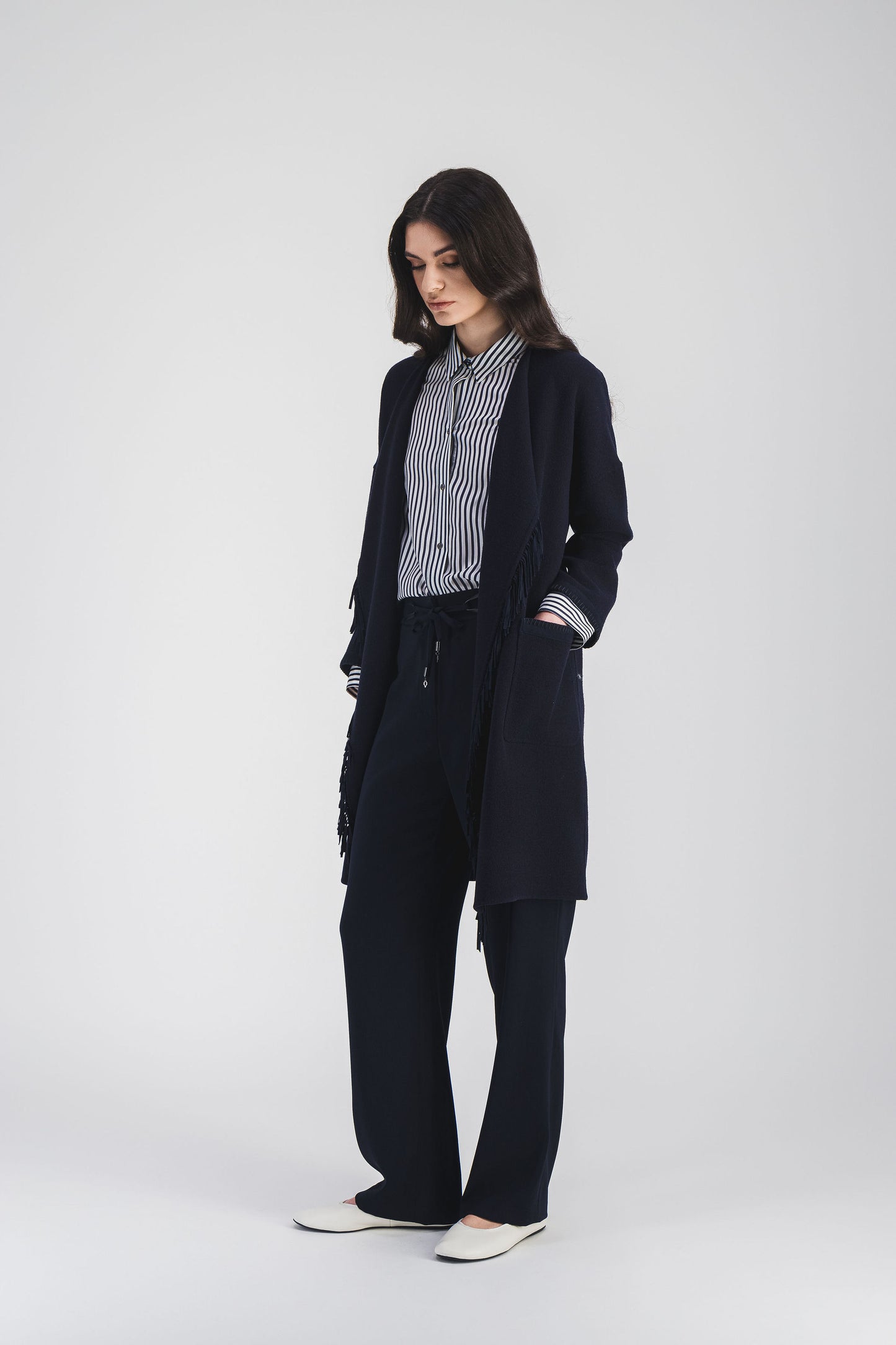 Chemise marine en soie avec rayures graphiques et broderie ton sur ton, une pièce chic et moderne pour une allure soignée.